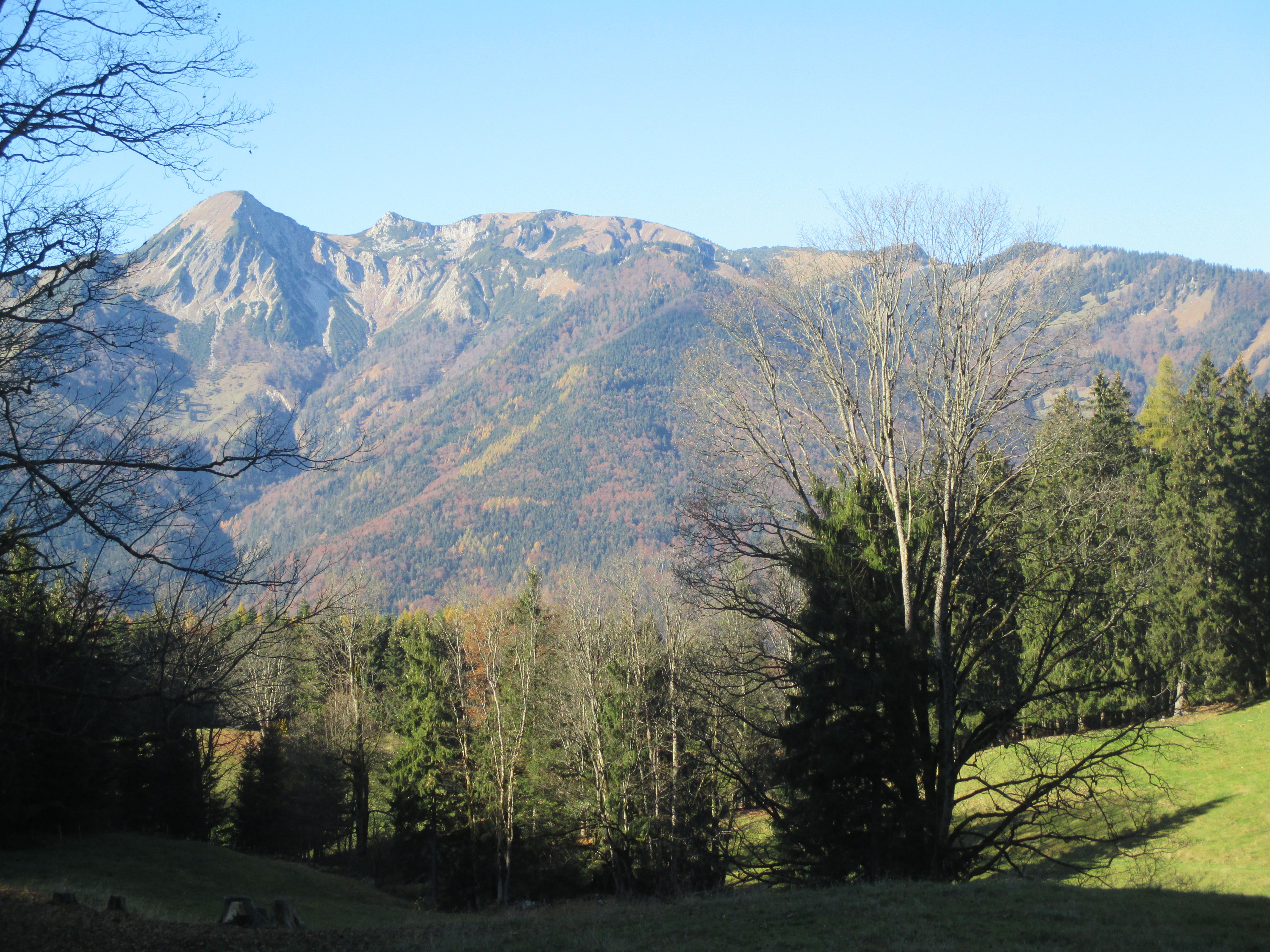 der Geigelstein (links), einer der aussichtsreichsten Chiemgauberge und Verbindungsglied zwischen den beiden neuen Bergsteigerdörfern