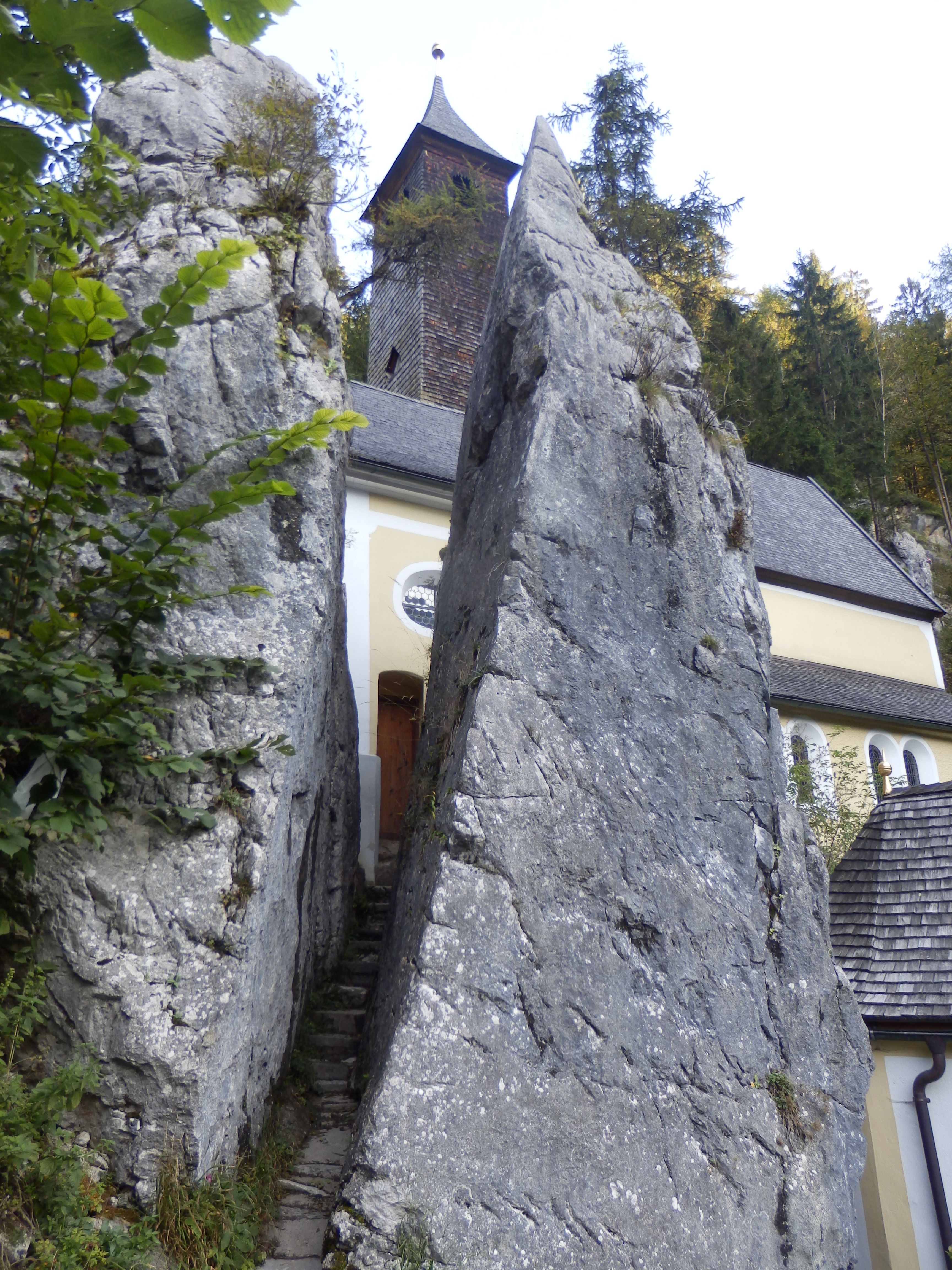 der "geklobene" Fels bei der Wallfahrtskirche Maria Klobenstein