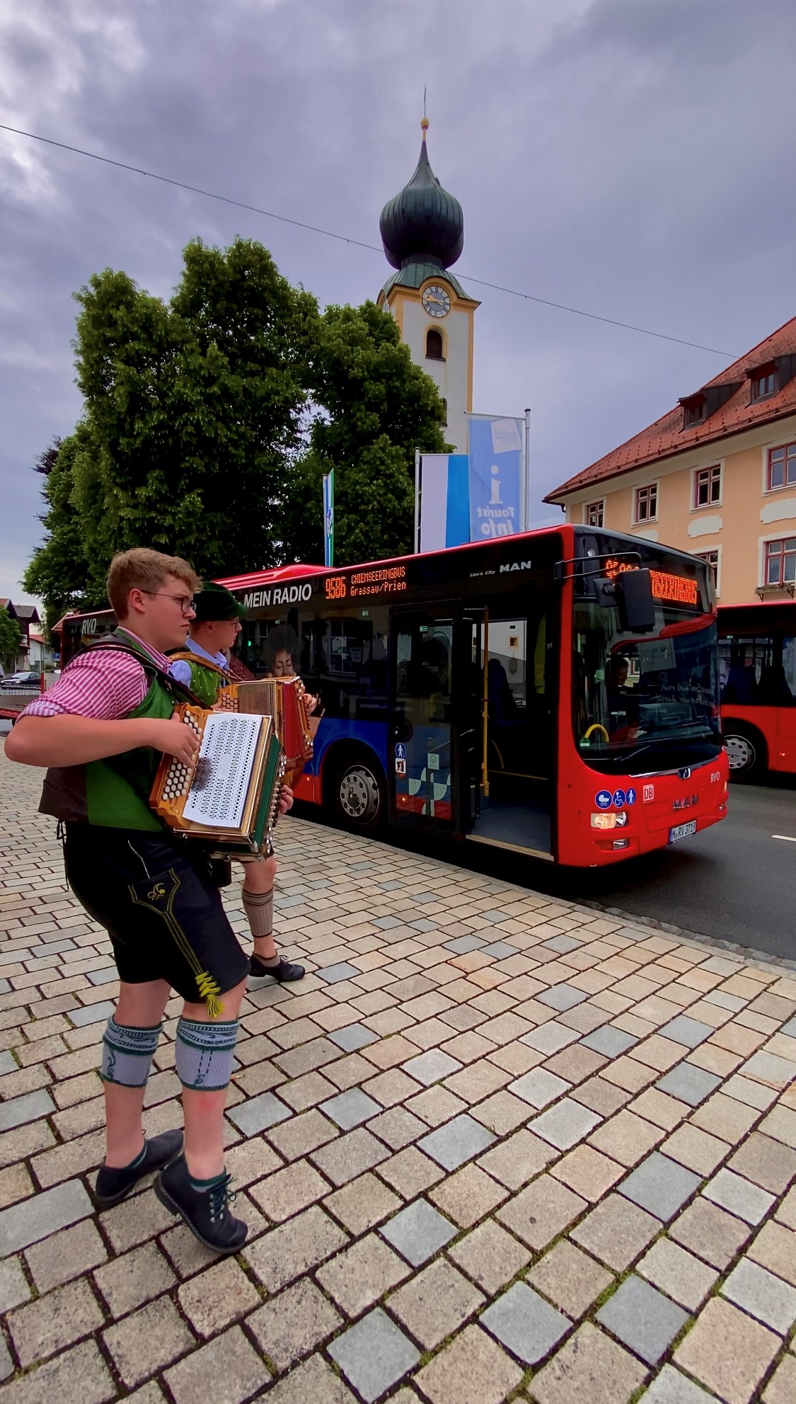 chiemsee-bus-musi_mit_ziachduo_ramsperger-wallner_daniel_illenseer_tourist-info_grassau.jpg