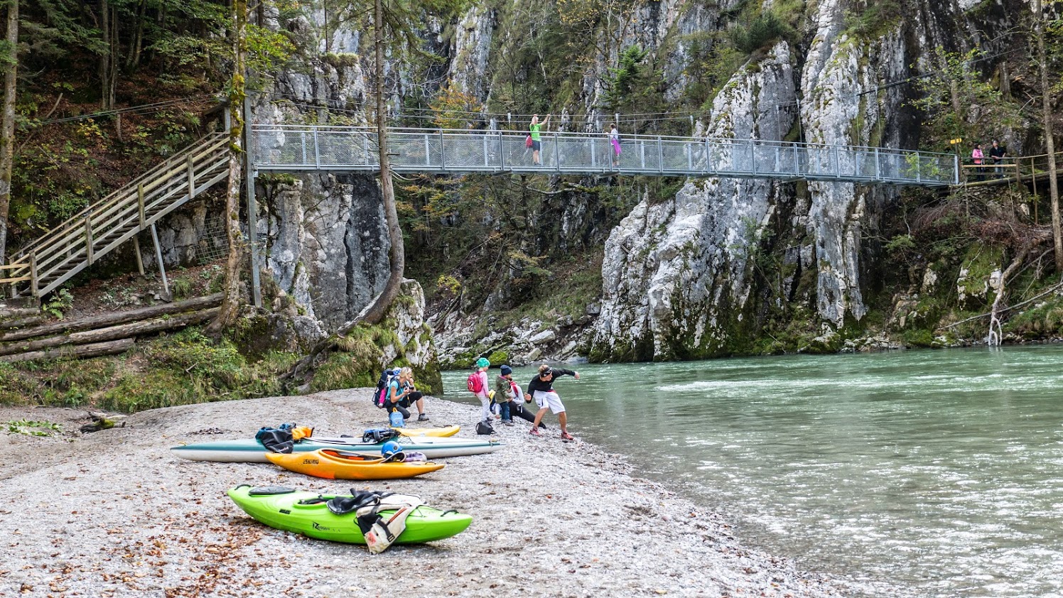 steinwerfen_bei_haengebruecke_klobenstein.jpg