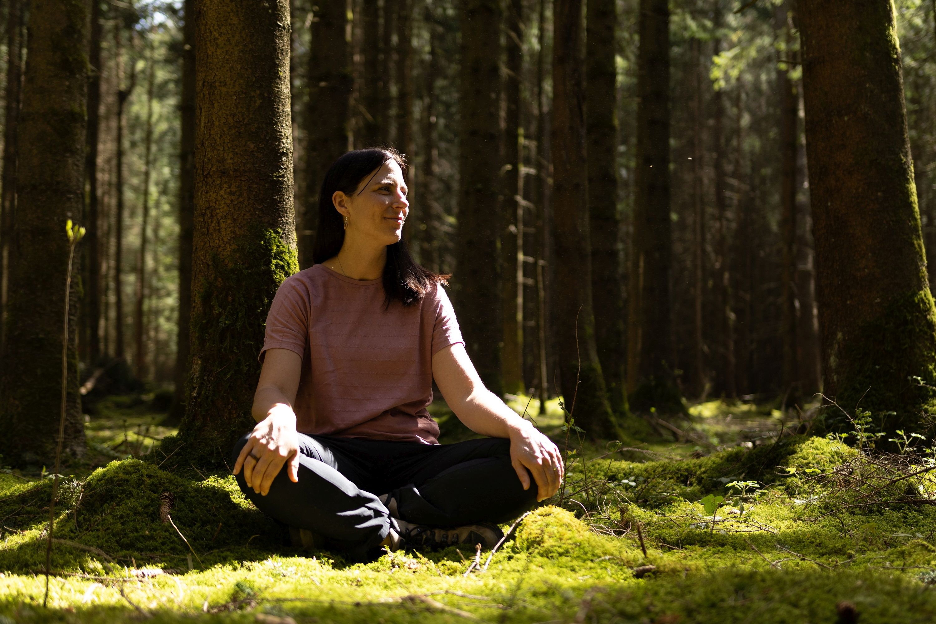 „Waldbaden – Shinrin Yoku – ist seit den 80er Jahren in Japan anerkannt und gehört zur Gesundheitsvorsorge. Insbesondere Studien des japanischen Wissenschaftlers und Medizinprofessors Qing Li, Vorreiter auf dem Gebiet der Waldmedizin, liefern Hinweise darauf, dass die Botenstoffe der Bäume das Immunsystem stärken und Stress reduzieren. Auch hierzulande wird das „Baden im Wald“ immer populärer“, erklärt Andrea Stephan, Kursleiterin und Mitglied im Bundesverband für Waldbaden e.V. (BVWA). 
Bildrechte: Markt Prien a. Chiemsee