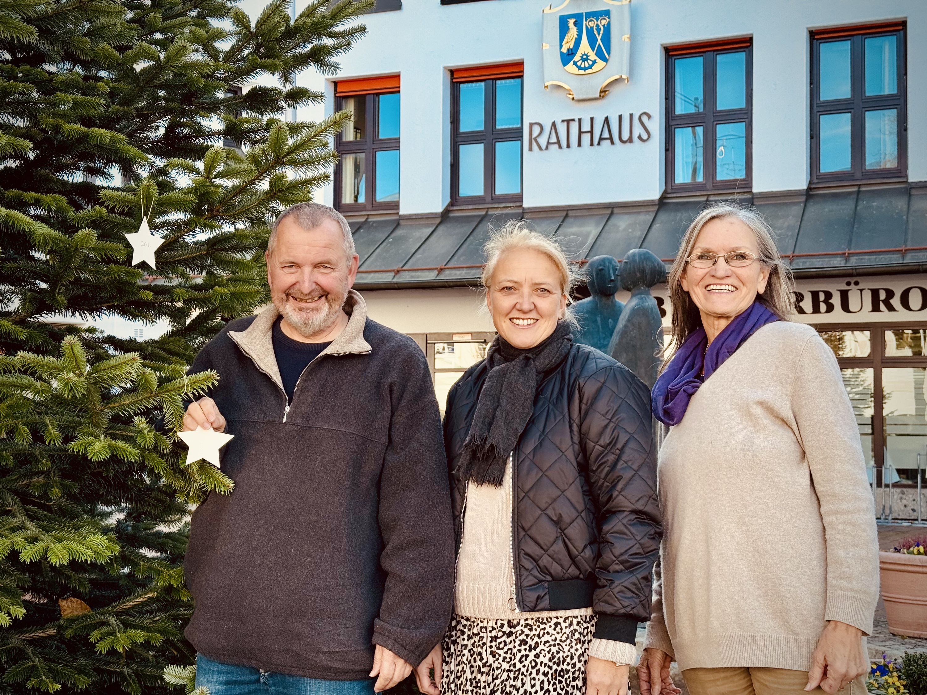 Lichtblick zu Weihnachten 2025: Bei der ‚Wunschbaum-Aktion Prien am Chiemsee‘ können sich Bürgerinnen und Bürger, die Unterstützung benötigen, direkt im Tourismusbüro Prien melden und ihre Wünsche einreichen. (v.l.n.r.) Der Dritte Bürgermeister der Marktgemeinde Prien, Martin Aufenanger, Projektkoordinatorin Nina Mroczeck von Gliczinski und die Marktgemeinderätin sowie Sozial- und Familienbeauftragte Gabriele Schelhas.
Bildrechte: Markt Prien a. Chiemsee