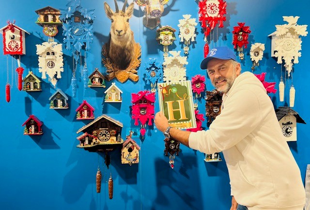 PrienPartner lädt ein, die festlich geschmückten Geschäfte zu entdecken und sich von der weihnachtlichen Atmosphäre verzaubern zu lassen. Der Geschäftsinhaber von Servus.Heimat am Chiemsee, Wolfgang Sedlmeir, hat in dem Laden in der Fußgängerzone, Bernauer Straße 3, bereits einen Buchstaben versteckt. Bildrechte: PrienPartner e.V.