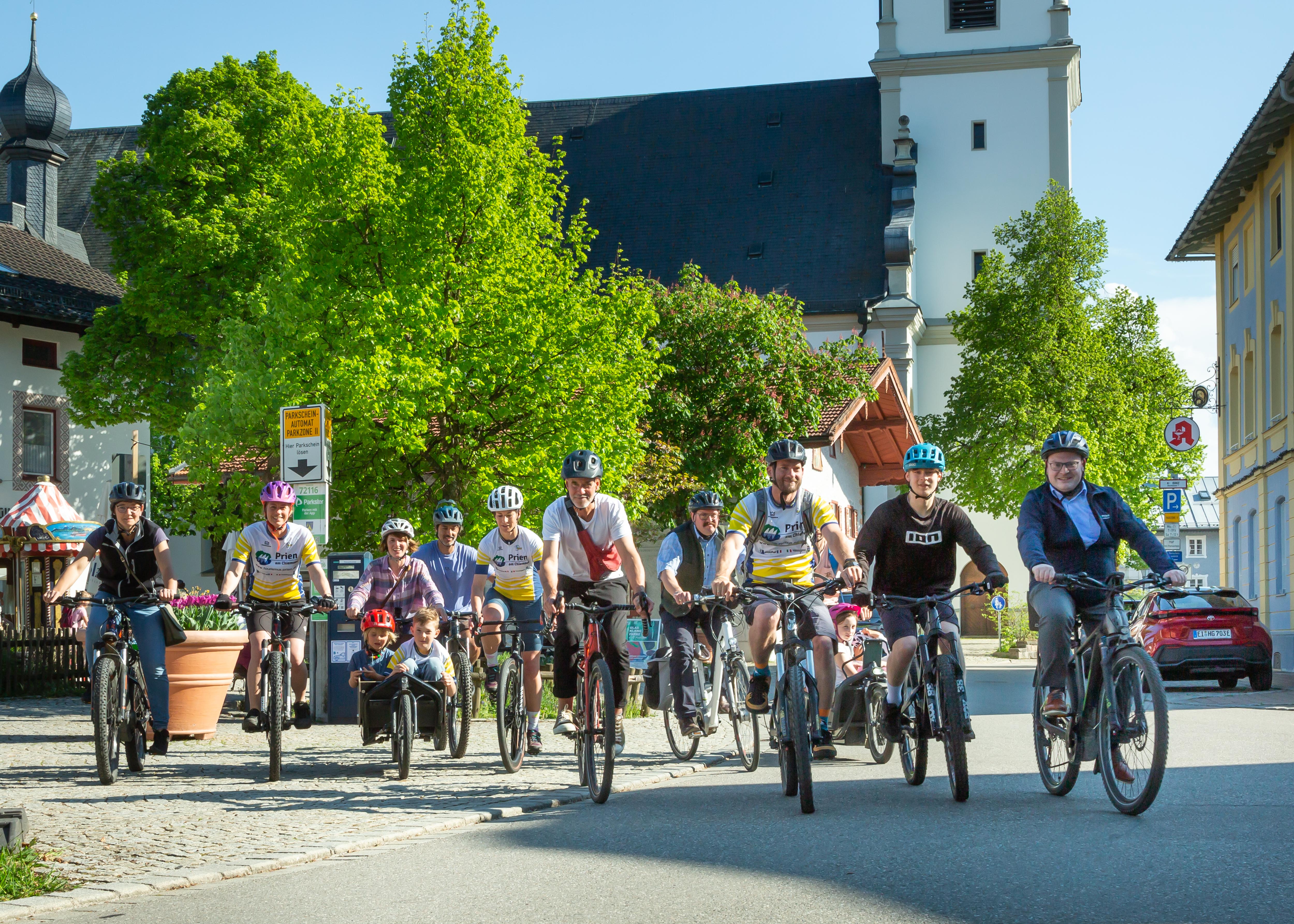 Im Anschluss an die als Wettbewerb konzipierte bundesweite Initiative „Stadtradeln“, veranstaltet die Marktgemeinde Prien eine Podiumsdiskussion. „Fahrradstraßen – ein Modell für Prien? Kommen Sie vorbei, bringen Sie Ihre Meinung ein und reden Sie mit“, so der Erste Bürgermeister der Marktgemeinde Andreas Friedrich (im Bild rechts außen).
Bildrechte: Anita Berger