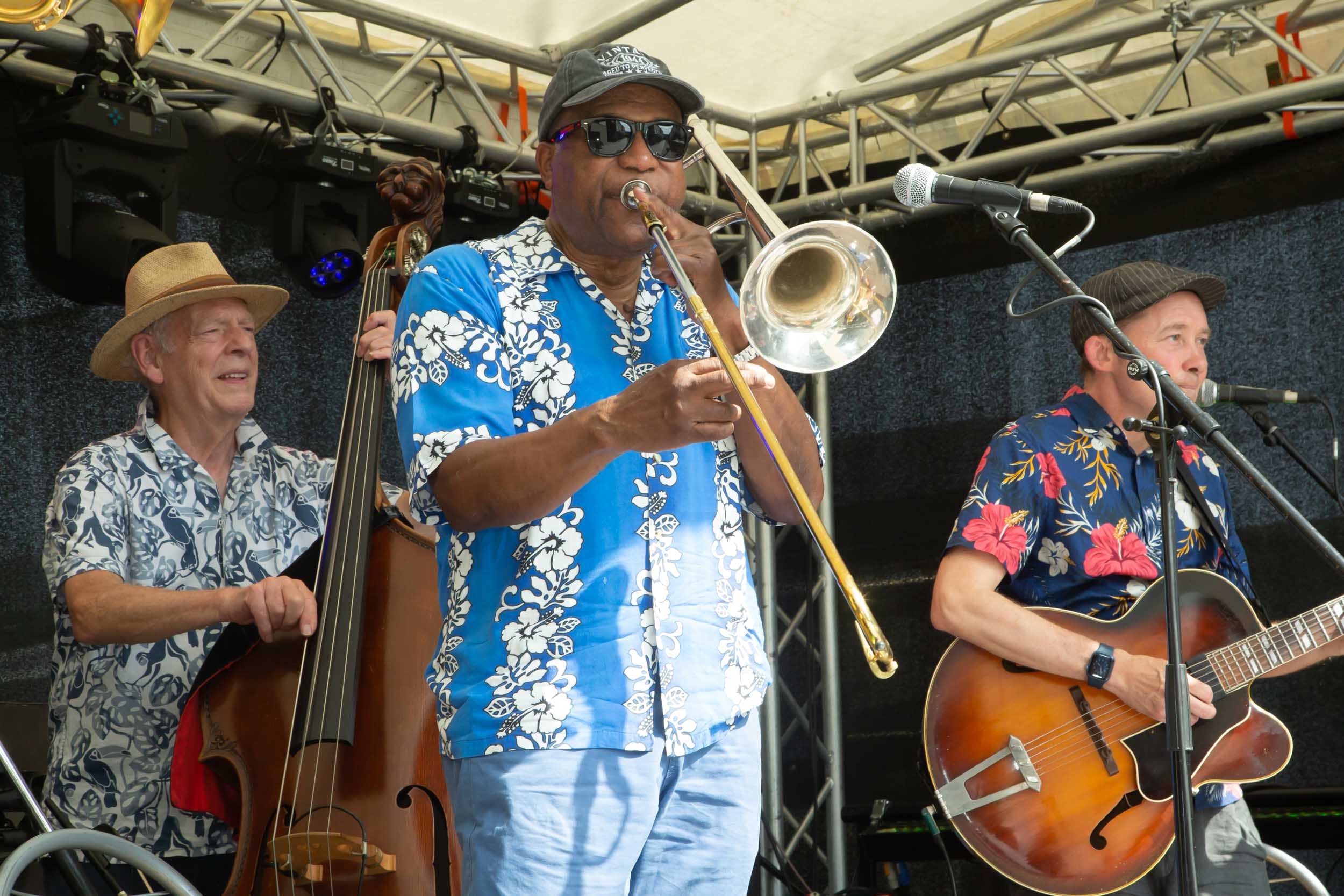 Der Auftritt der erstklassigen Jazzband „The Hot Stuff“ war auch in diesem Jahr einer der Höhepunkte von „Swinging Prien“. Der überragende Posaunist Butch Kellem hat den Jazz in der Seele – er gab schon Konzerte mit der ORF Big Band, Clark Terry und Dexter Gordon.
Text und Bildrechte: Anita Berger