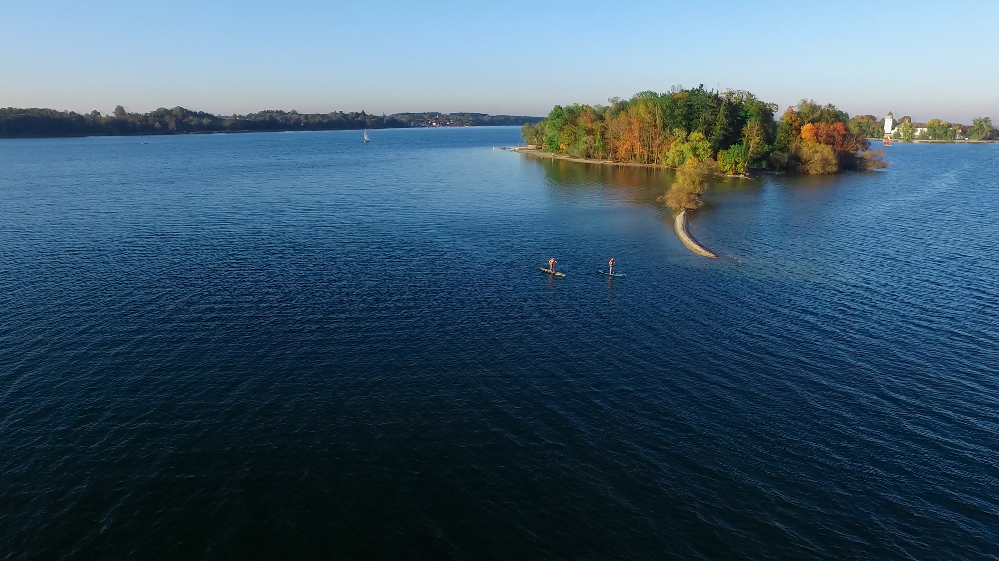 Luftaufnahmen vom Stand Up Paddling um die Krautinsel sind im Werbespot der Prien Marketing GmbH zu sehen. 
Bildrechte: Prien Marketing GmbH – Wingmen Media
