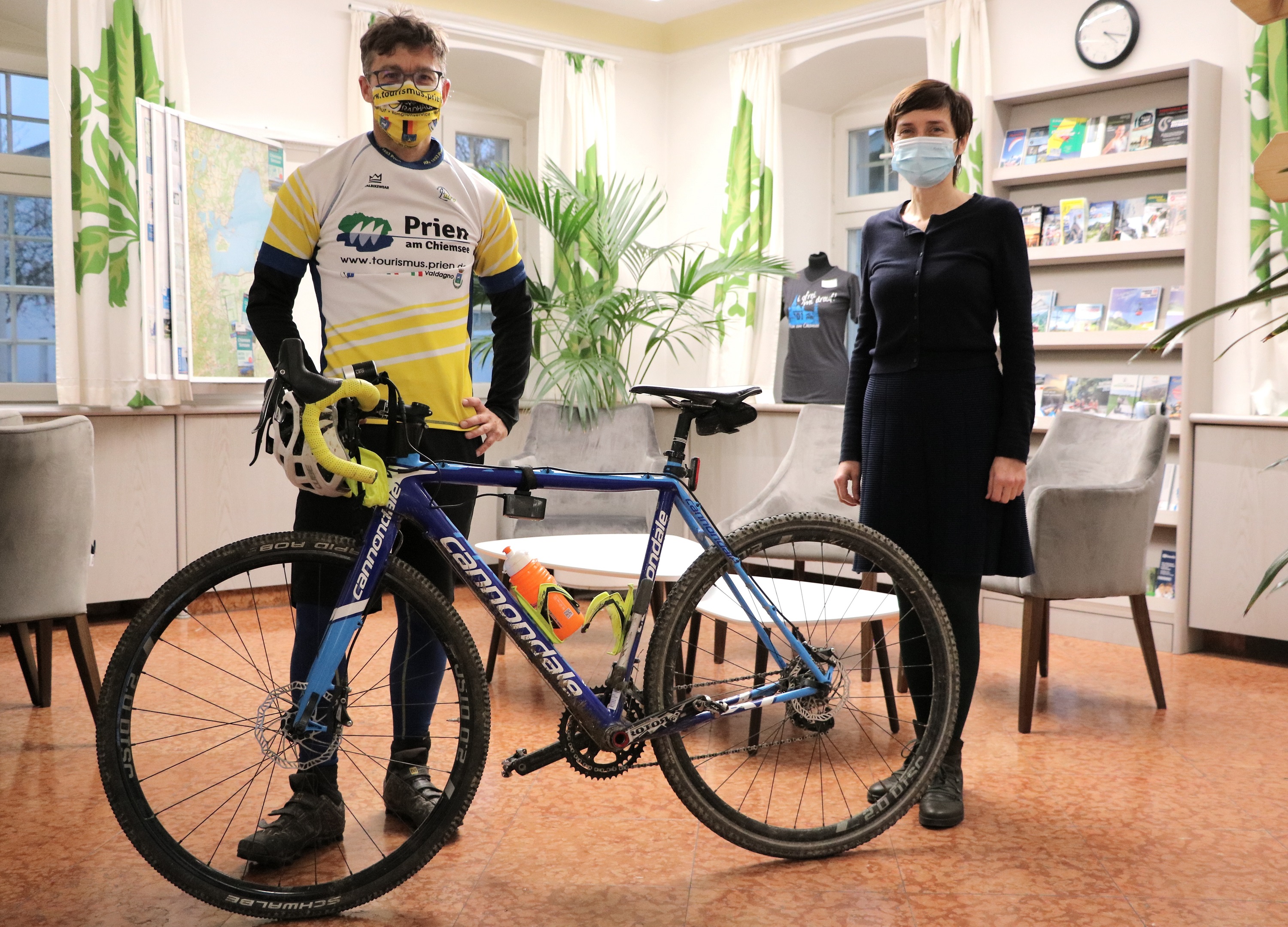 (v.l.n.r.) Gespräch mit dem Jugendleiter des Radfahrerverein 1893 Prien e.V. Bernd Ramming und der Geschäftsführerin der Prien Marketing GmbH Andrea Hübner.Bildrechte: Prien Marketing GmbH