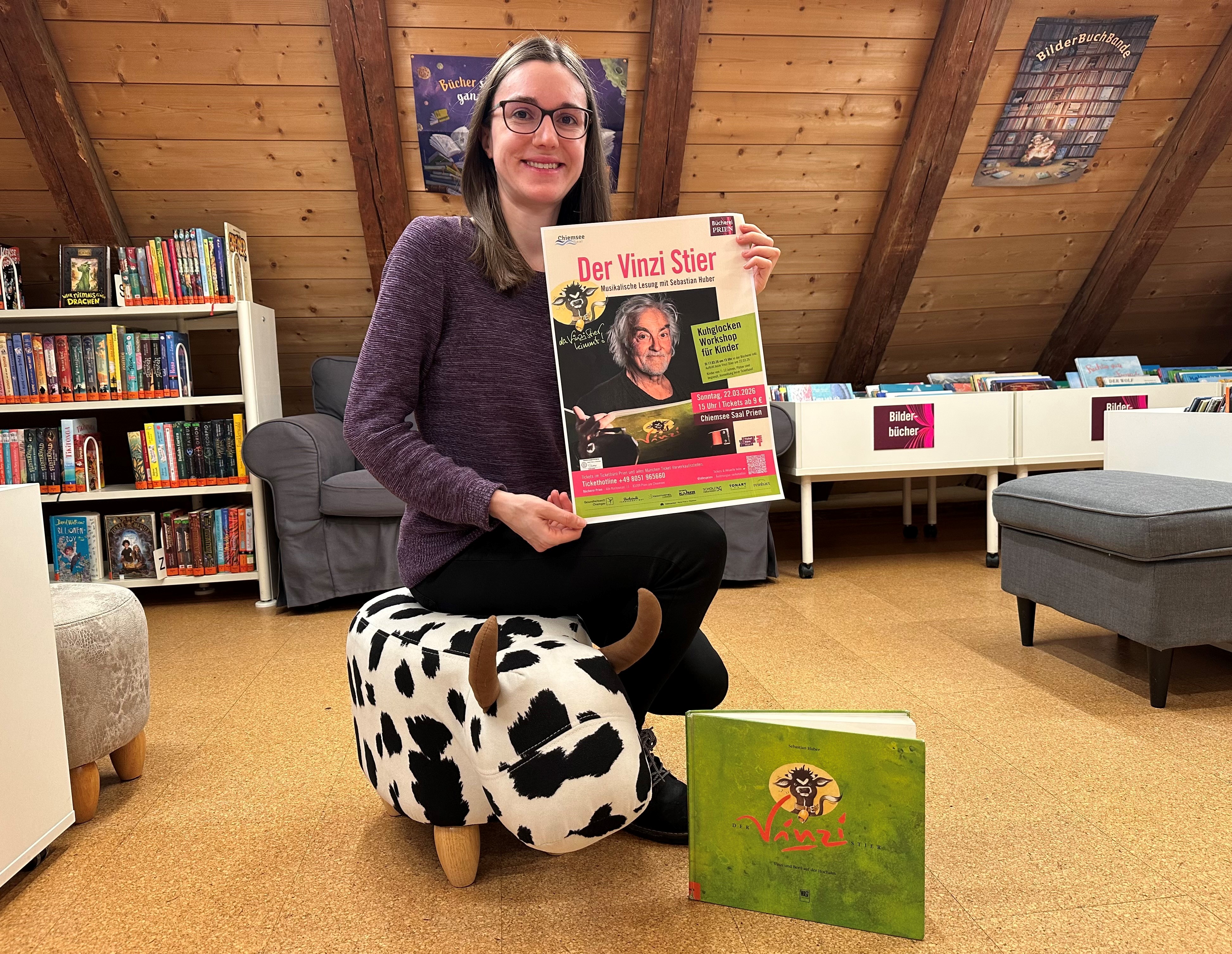 Für das Jahr 2026 plant die Bücherei Prien erneut ein vielseitiges Veranstaltungs- und Medienangebot und möchte ihre Rolle als Ort der Leseförderung, Medienkompetenz und kulturellen Begegnung weiter ausbauen. „Ein Highlight in unserem diesjährigen Programm ist die musikalische Bilderbuchlesung „Der Vinzi Stier“ mit dem bekannten Autor und Illustrator Sebastian Huber im Chiemsee Saal. Vorab gibt es einen Kuhglockenworkshop für Kinder von 7 bis 12 Jahren in unserer Bücherei“, freut sich Büchereileiterin Melanie Schieber. 
Bildrechte: Markt Prien a. Chiemsee
