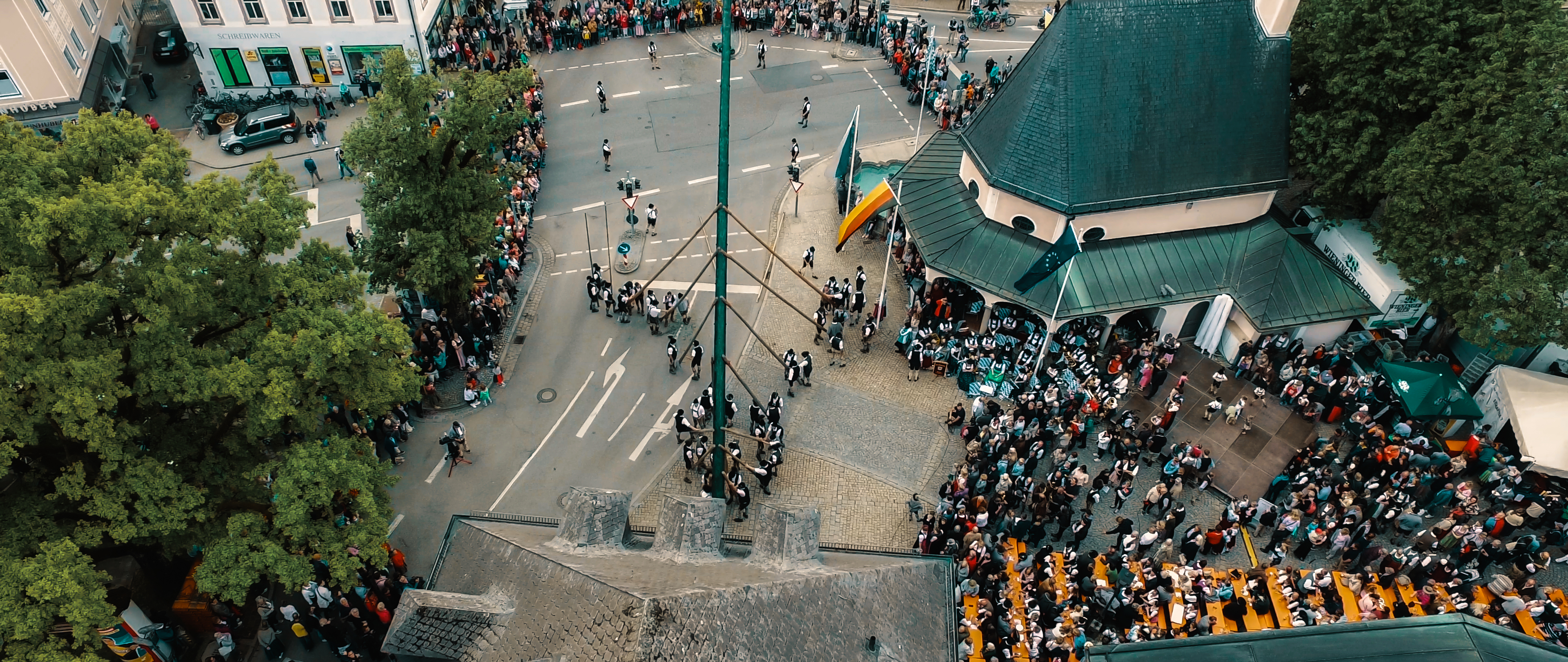 Luftaufnahmen vom Maibaumaufstellen 2018 sind im Werbespot der Prien Marketing GmbH zu sehen.
Bildrechte: Prien Marketing GmbH