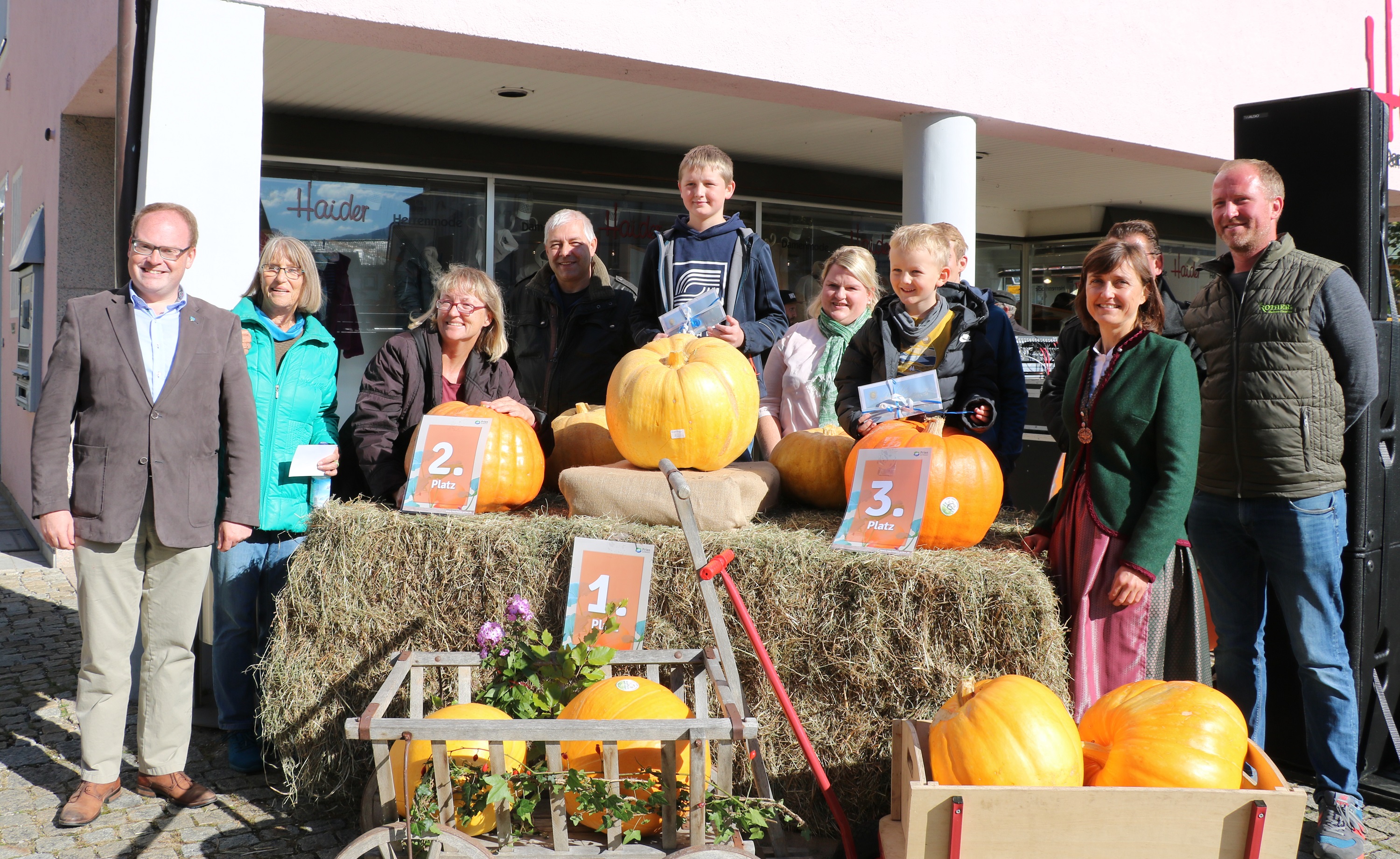  (v.l.n.r.) Prämierung des Wettbewerbs „Prien pflanzt – Prien erntet“: Erster Bürgermeister der Marktgemeinde Andreas Friedrich, Umweltreferentin Angela Kind, Heidi und Joachim Bodler (zweiter Platz, Kürbisgewicht 19,60 Kilogramm), Alois und Maria Riepertinger (erster Platz, Kürbisgewicht 25,65 Kilo), Maximilian Förg (dritter Platz, Kürbisgewicht 17,25 Kilo), die Geschäftsführerin der Prien Marketing GmbH Andrea Hübner und der Inhaber von Rother’s Blumen-Paradies e.K. und Vertreter des Gewerbevereins PrienPartner Philipp Rother. Bildrechte: Prien Marketing GmbH