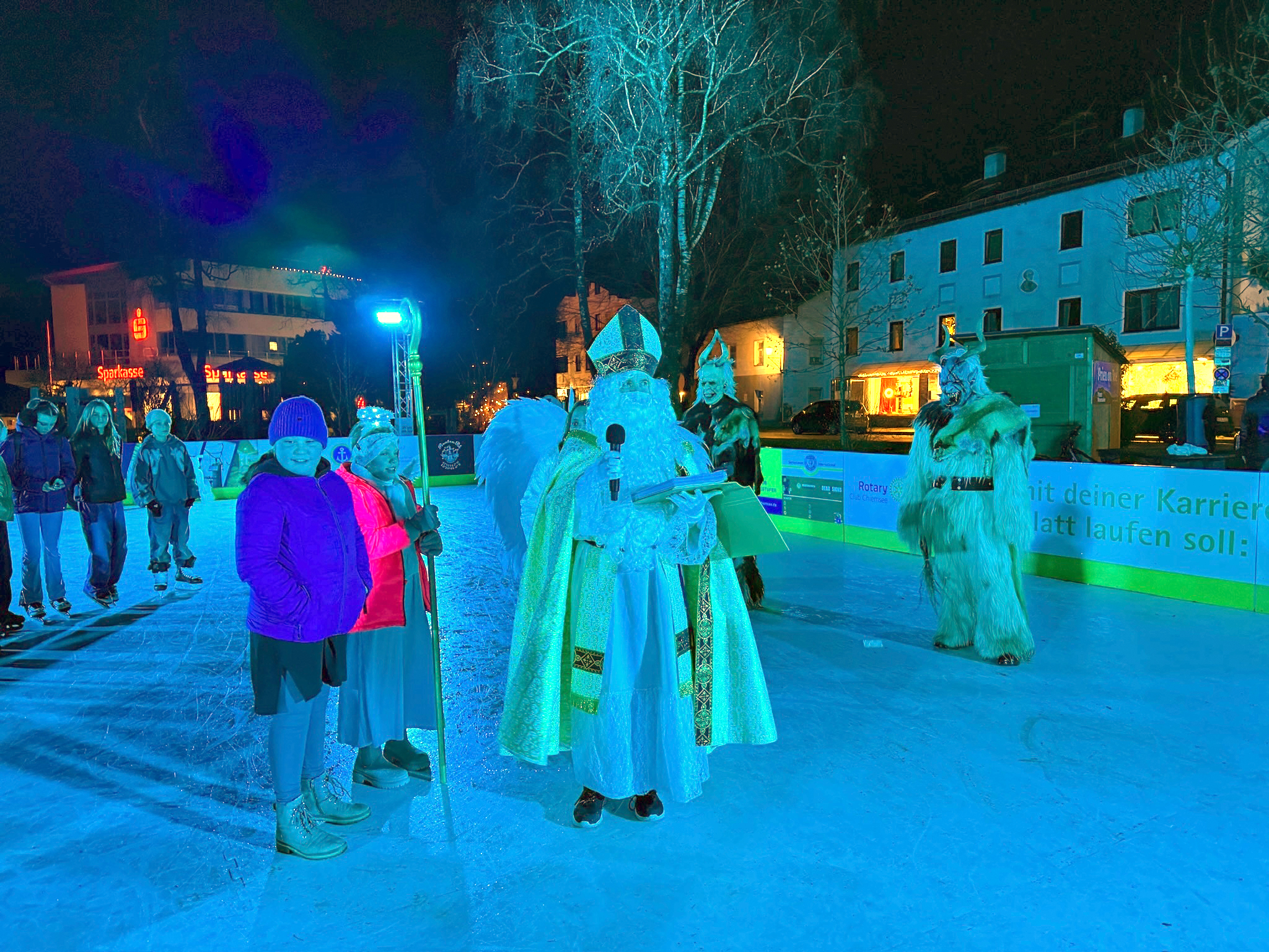 „Ho, ho, ho – Nikolaus on Ice!“ heißt es am Samstag, 6. Dezember auf der Kunsteisfläche im Wendelsteinpark. Nach der gelungenen Eröffnungsparty von „Prien on Ice“ können sich Einheimische und Gäste auf das nächste Eislaufevent freuen. Bildrechte: Sport Kaiser