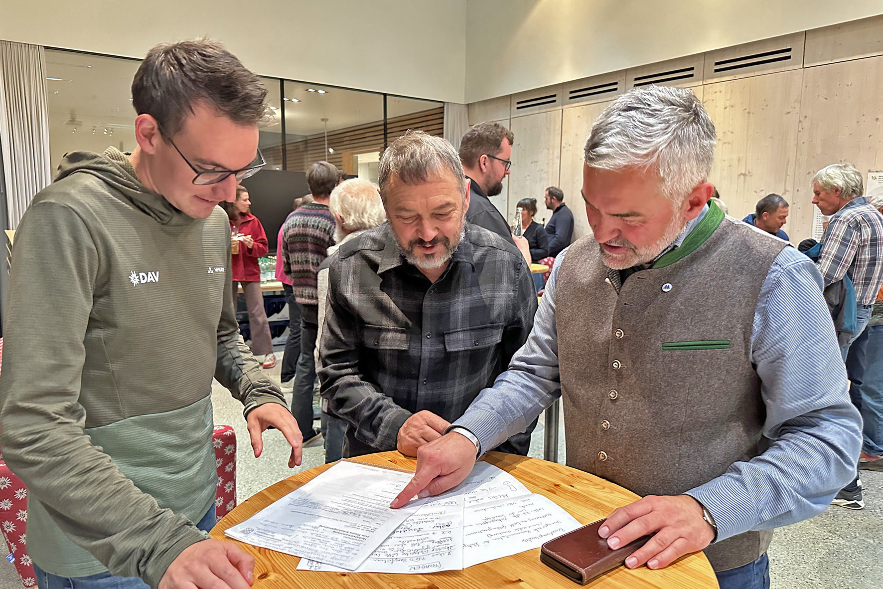 Nationalparkleiter Dr. Roland Baier (r.) diskutierte am Rande der traditionellen Herbstversammlung mit dem Geologen Dr. Stefan Kellerbauer (Mitte) und Simon Eisele vom Deutschen Alpenverein (DAV) in München (l.) das weitere Vorgehen nach dem Felssturz im Wimbachtal.
