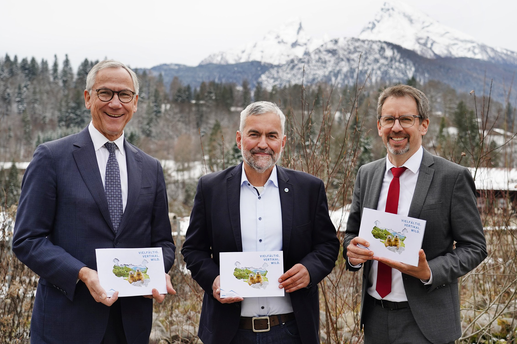 Dr. Christian Barth, Amtschef im Bayerischen Umweltministerium, Nationalparkleiter Dr. Roland Baier und Marcus Pertold, Abteilungsleiter im Bayerischen Umweltministerium (v.l.), stellten die neue Broschüre kürzlich der Öffentlichkeit vor.