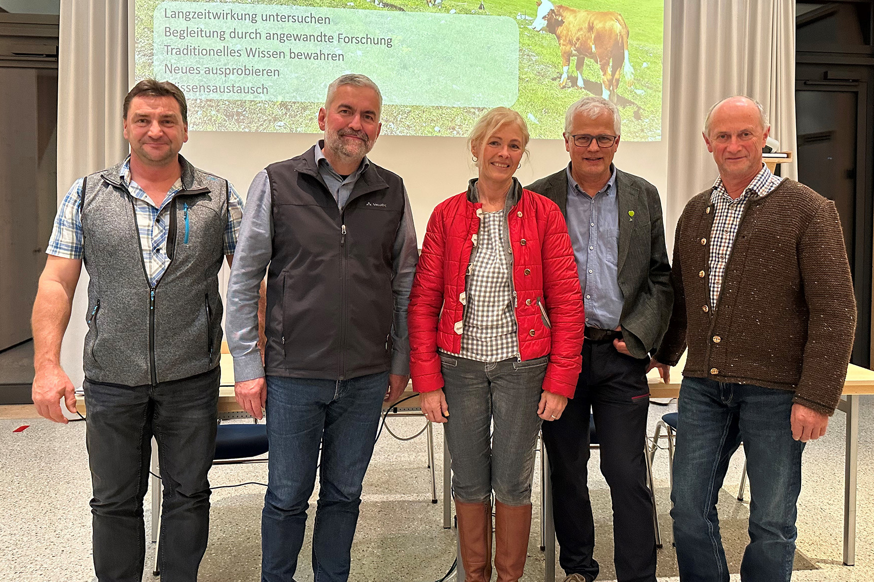 Bei der Präsentation der Forschungsergebnisse zum Projekt „Almwirtschaft im Klimawandel“ (v.l.): Georg Fegg (Bezirksalmbauer Berchtesgaden), Nationalparkleiter Dr. Roland Baier, Maria Stöberl (Geschäftsführerin Verband der Forstberechtigten im Chiemgau e.V.), Prof. Dr. Jörg Ewald (HSWT), Hans Maltan (Nationalpark Berchtesgaden).