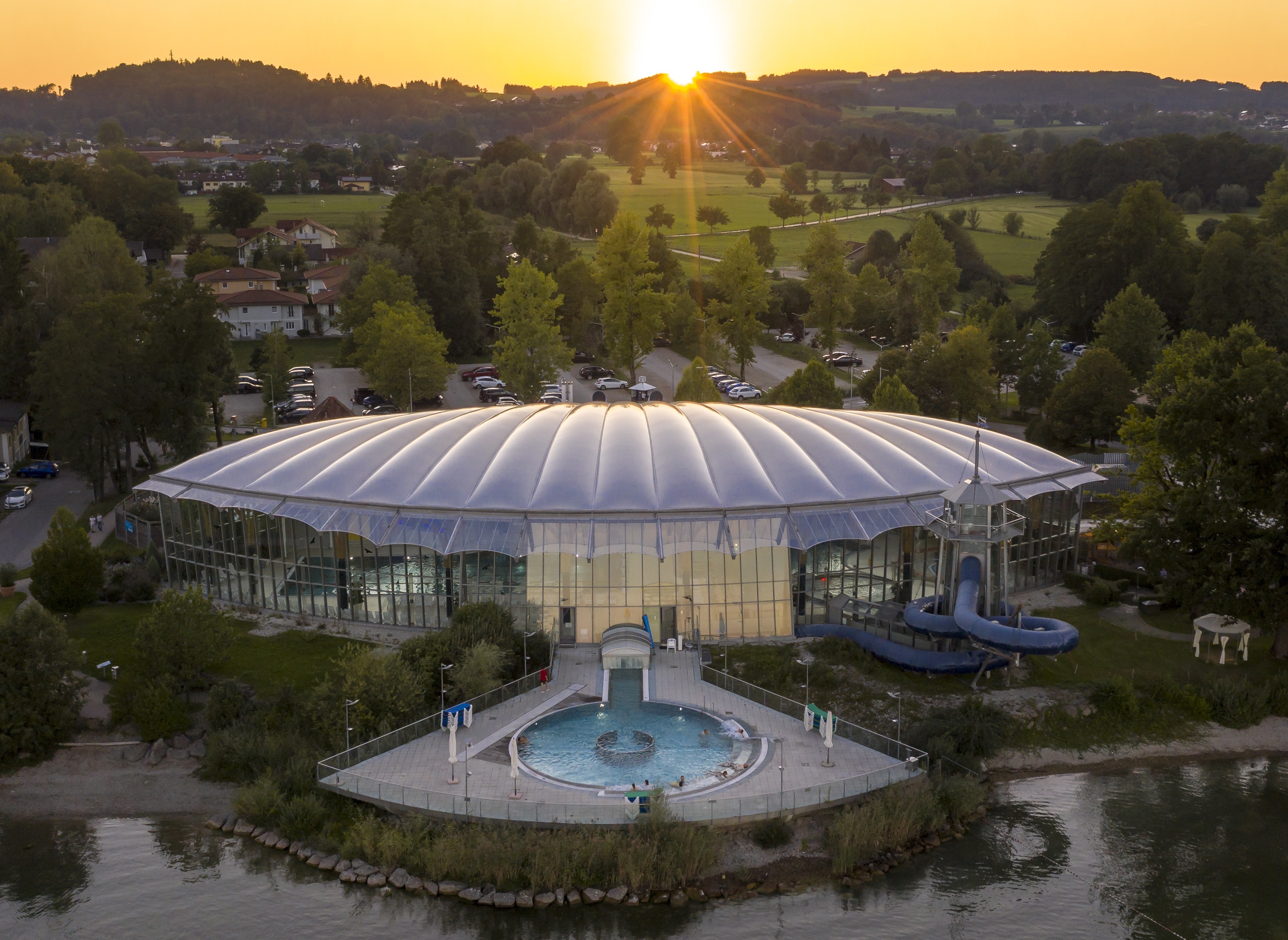 Nach der Arbeit ab ins Prienavera – schwimmen und Cocktails schlürfen. Bis 23 Uhr sorgt ein Live-DJ beim After-Work Special für guten Sound.
Bildrechte: Chiemsee-Marina-GmbH