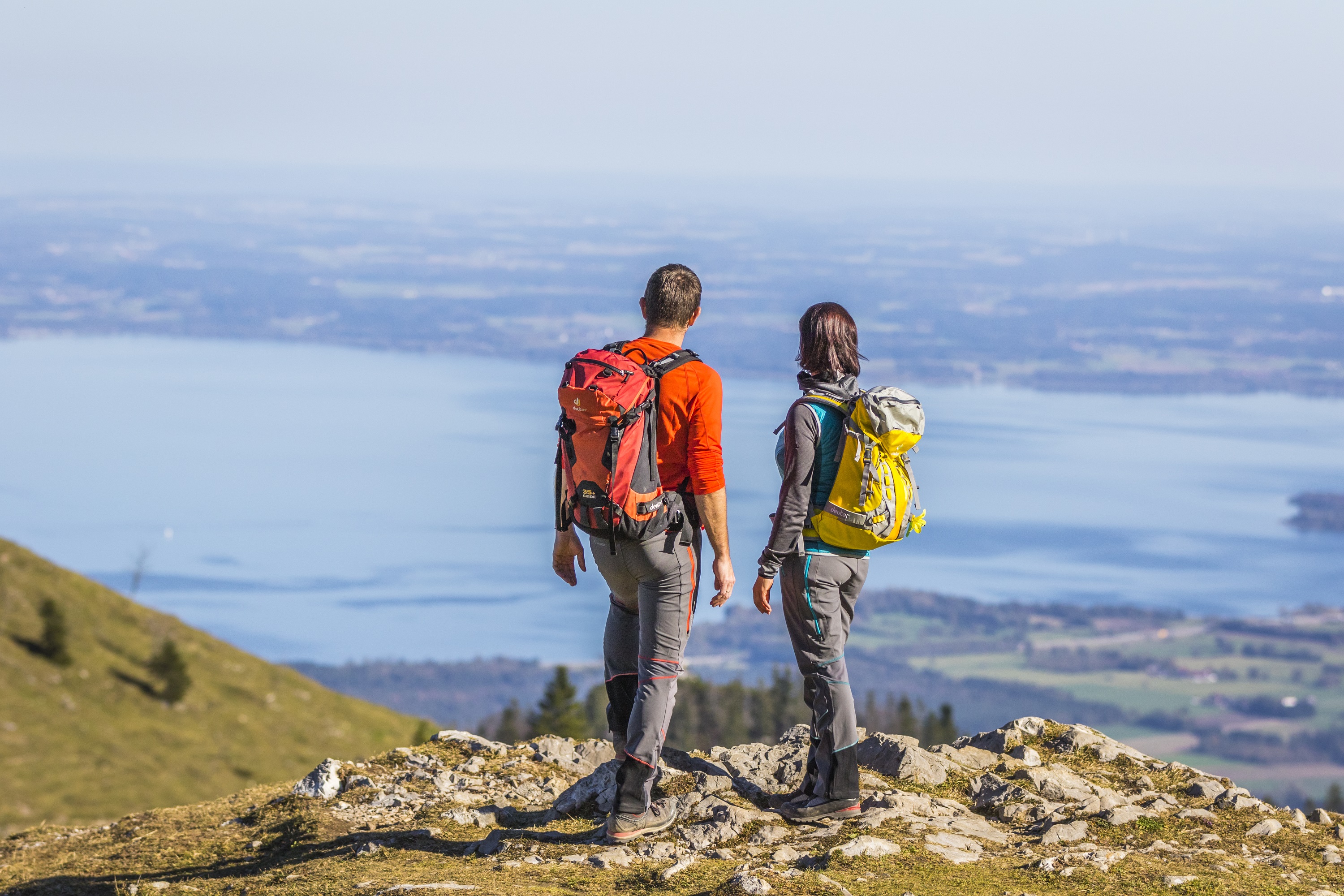 Chiemseeinseln und Kampenwand - den goldenen Herbst genießt man 2025 bei abwechslungsreichen Erlebnissen mit dem „See-Gipfel-Ticket“. Bildrechte: Chiemsee-Alpenland Tourismus