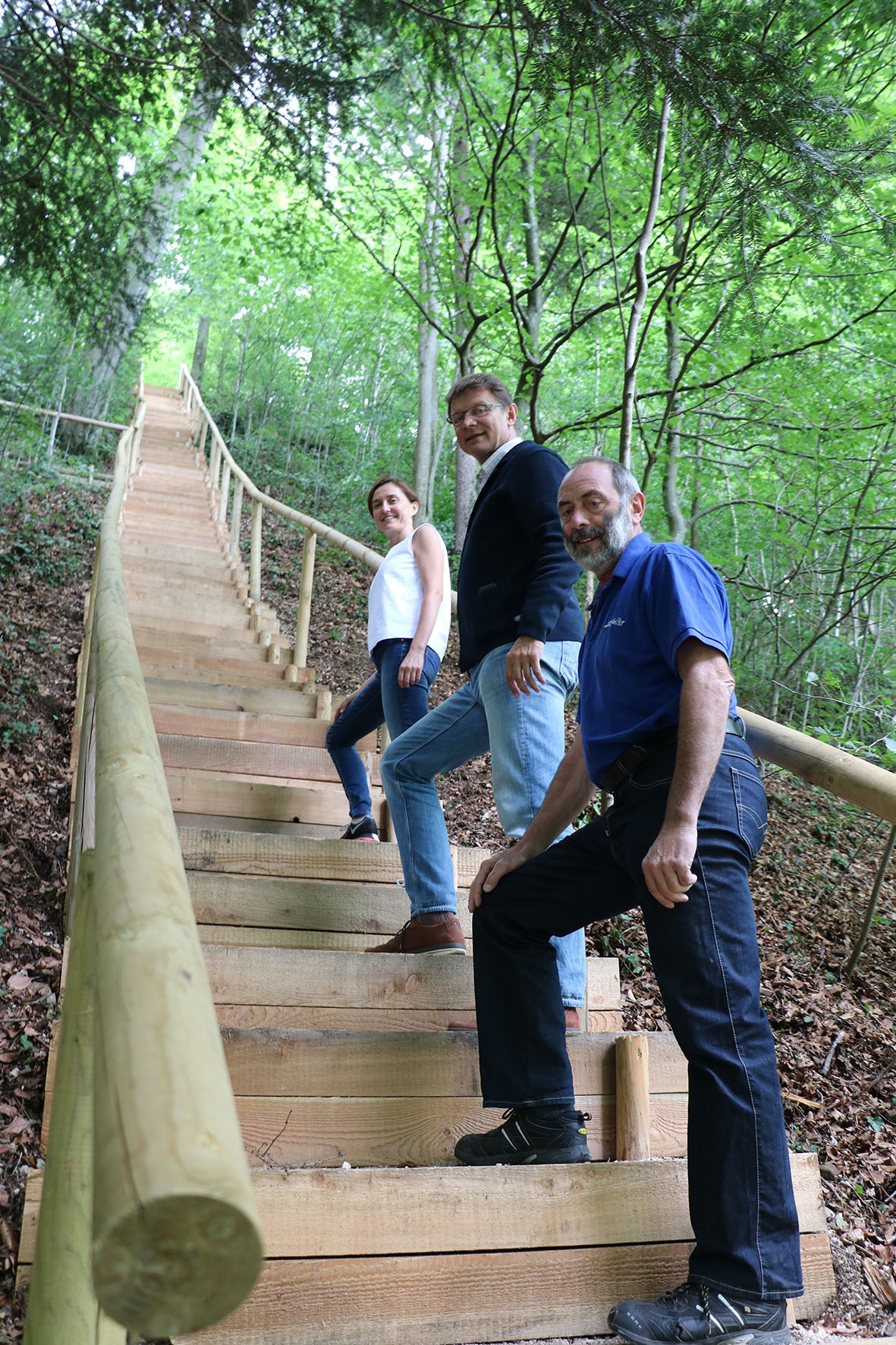 (von oben nach unten) Nach den Renovierungsarbeiten erklimmen die Geschäftsführerin der Prien Marketing GmbH Andrea Hübner, der Erste Bürgermeister Jürgen Seifert und der Leiter des Bauhofs Josef Furtner die Himmelstreppe.  Foto: Prien Marketing GmbH