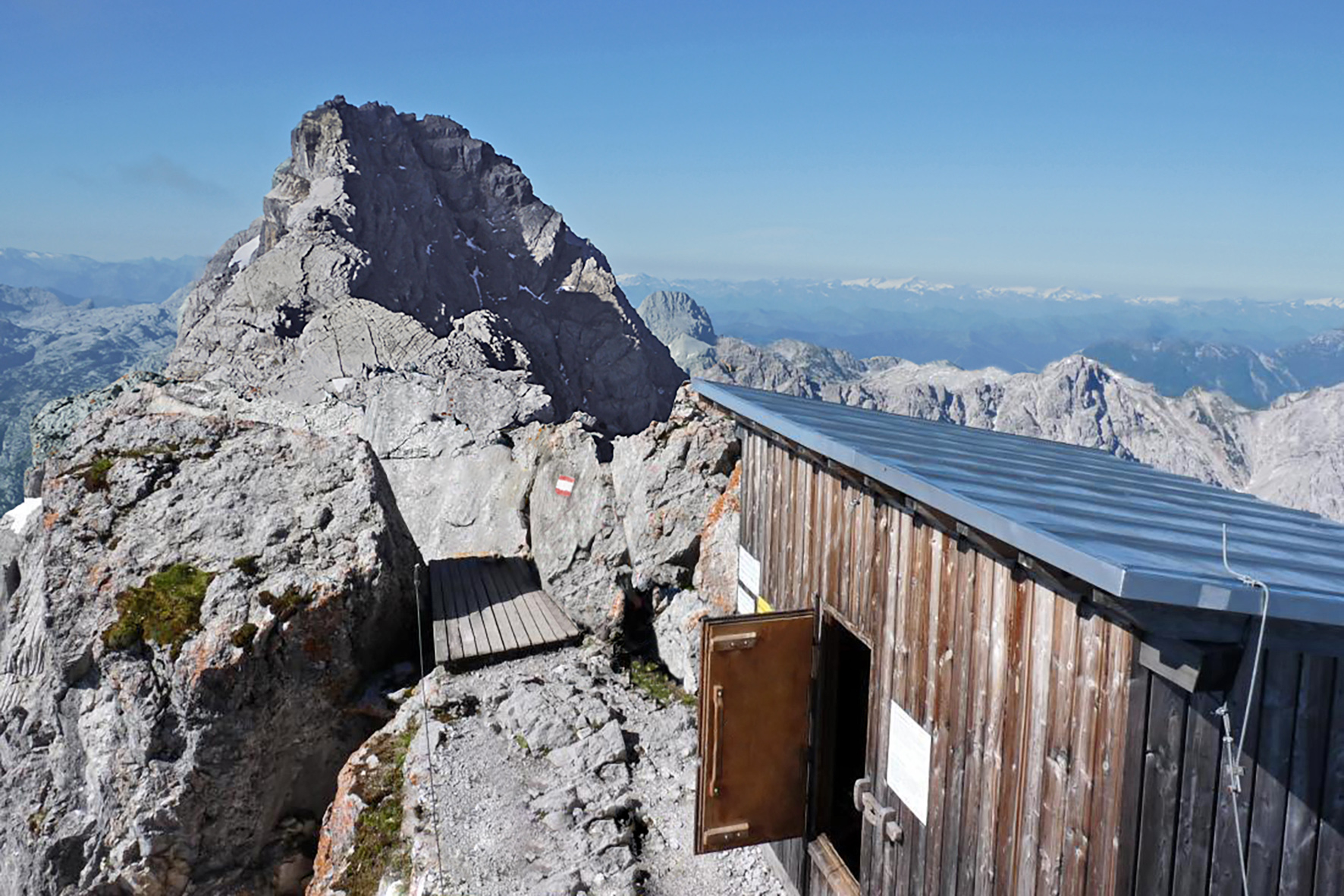Wegen Vandalismus und Vermüllung wird die Schutzhütte am Watzmann-Hocheck in Kürze umgestaltet. Die Schutzhütte befindet sich im Eigentum der Bergwacht Ramsau, bei den Umbauarbeiten unterstützt die Nationalparkverwaltung personell und finanziell. Die Schutzfunktion der Hütte bleibt weiterhin erhalten.