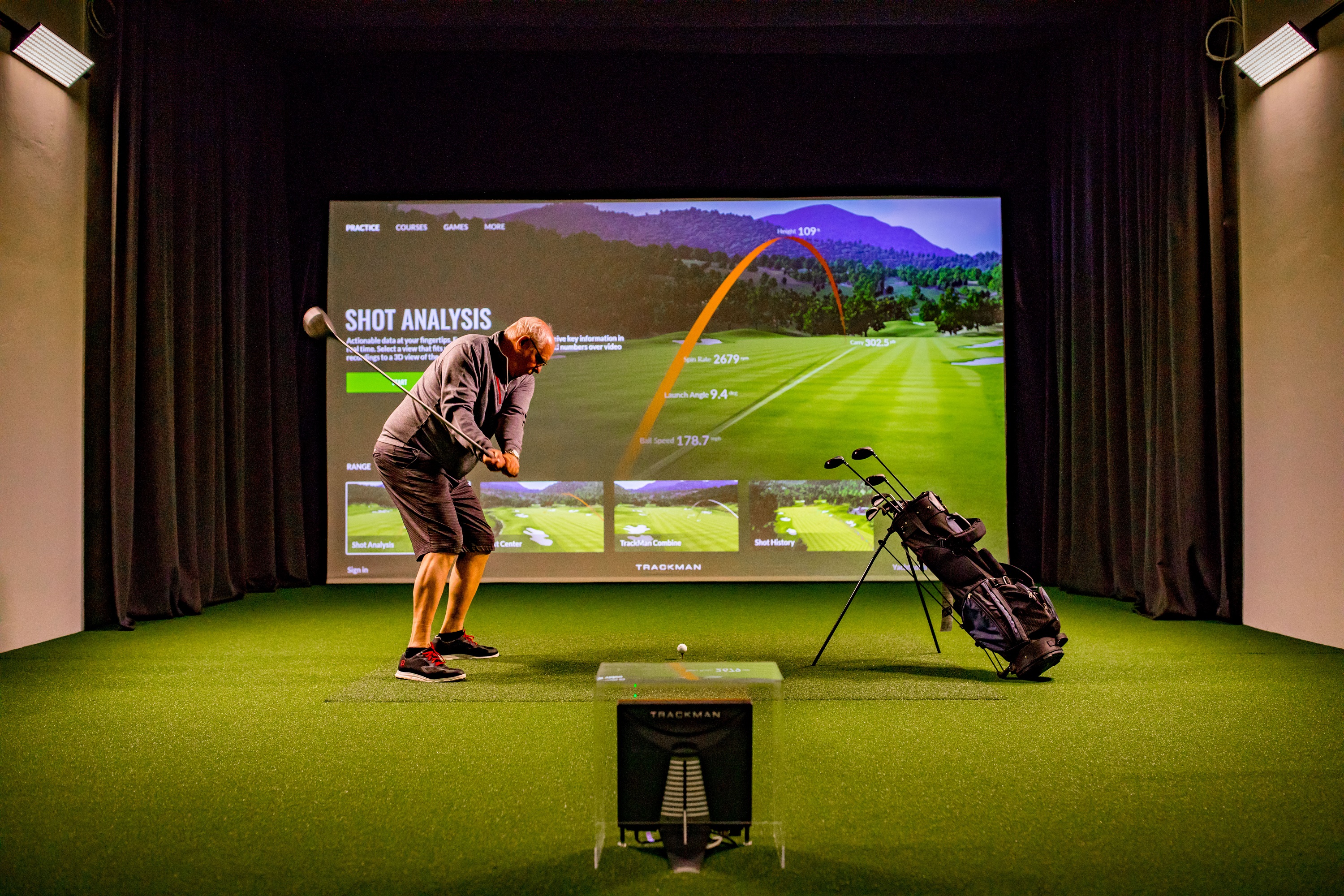 Beeindruckt zeigte sich das Team der PriMa von der Indoor Golfanlage. Für golfbegeisterte Urlauber stellt der TrackMan Simulator eine optimale Ergänzung zu dem Angebot der „Chiemsee Golfcard“ dar. Bildrechte: Yachthotel Chiemsee GmbH