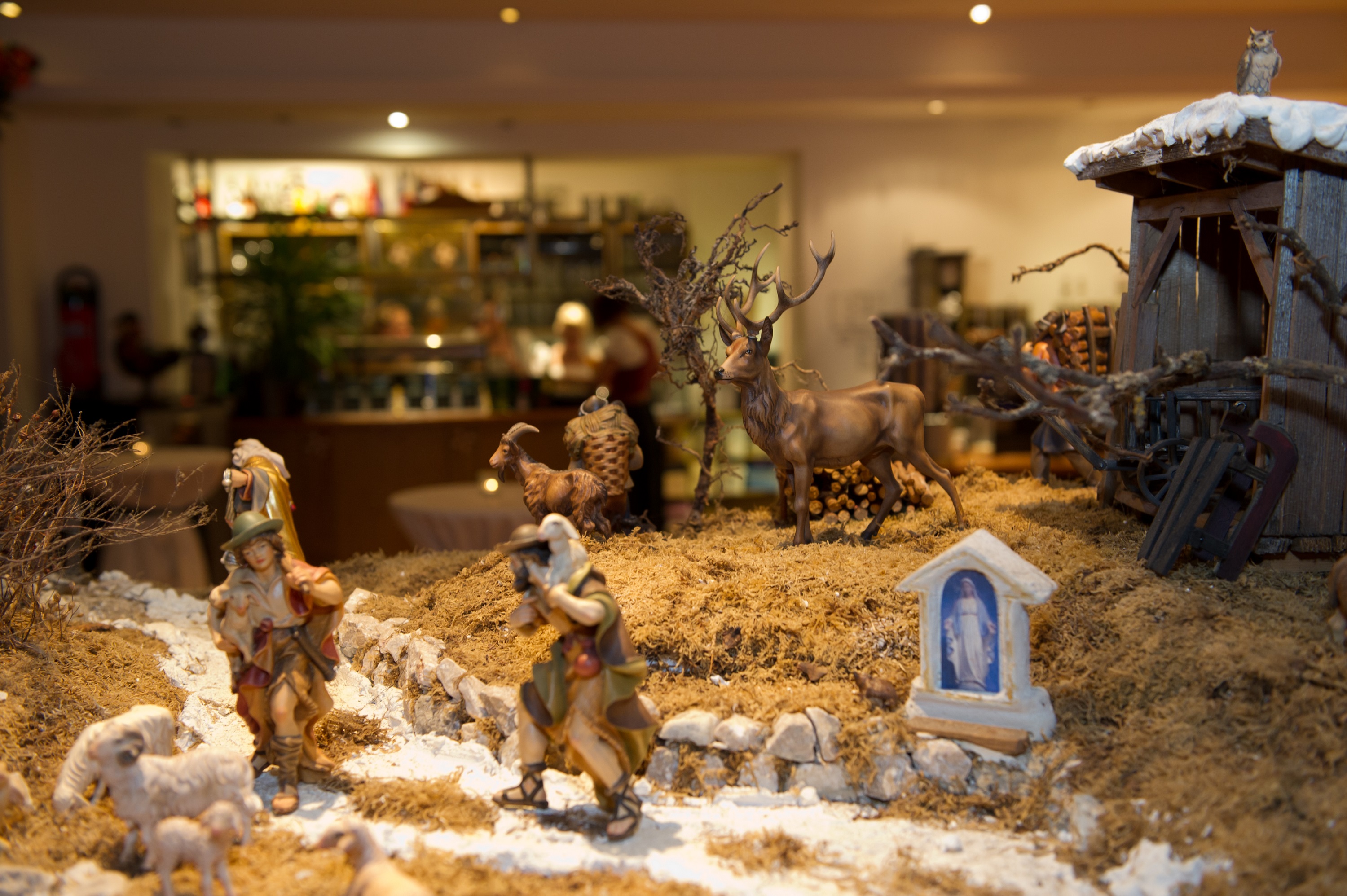 Priener Kripperlweg - von minimalistischen Darstellungen bis hin zu detailverliebten Krippenlandschaften gibt es in den Priener Schaufenstern viel zu sehen.
Bildrechte: Hotel Neuer am See Priener Kripperlweg - von minimalistischen Darstellungen bis hin zu detailverliebten Krippenlandschaften gibt es in den Priener Schaufenstern viel zu sehen.
Bildrechte: Hotel Neuer am See