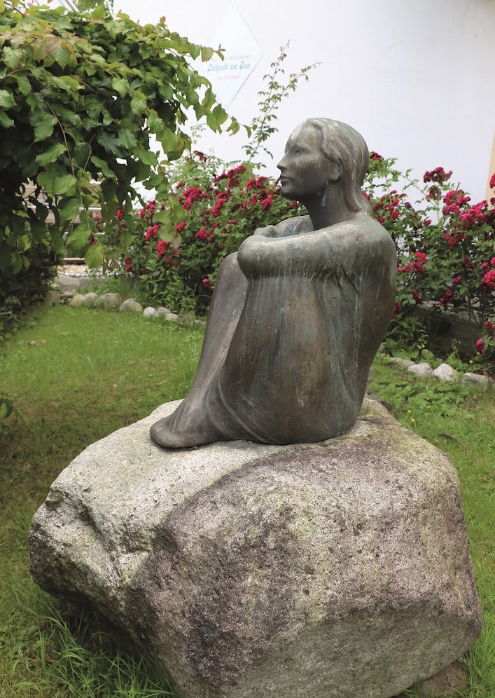 Das Titelbild der neuen Broschüre „Kunstort“ zeigt die Bronzefigur „Die kleine Seejungfrau“ angefertigt von Hans Haffenrichter um 1970. Bildrechte : Prien Marketing GmbH