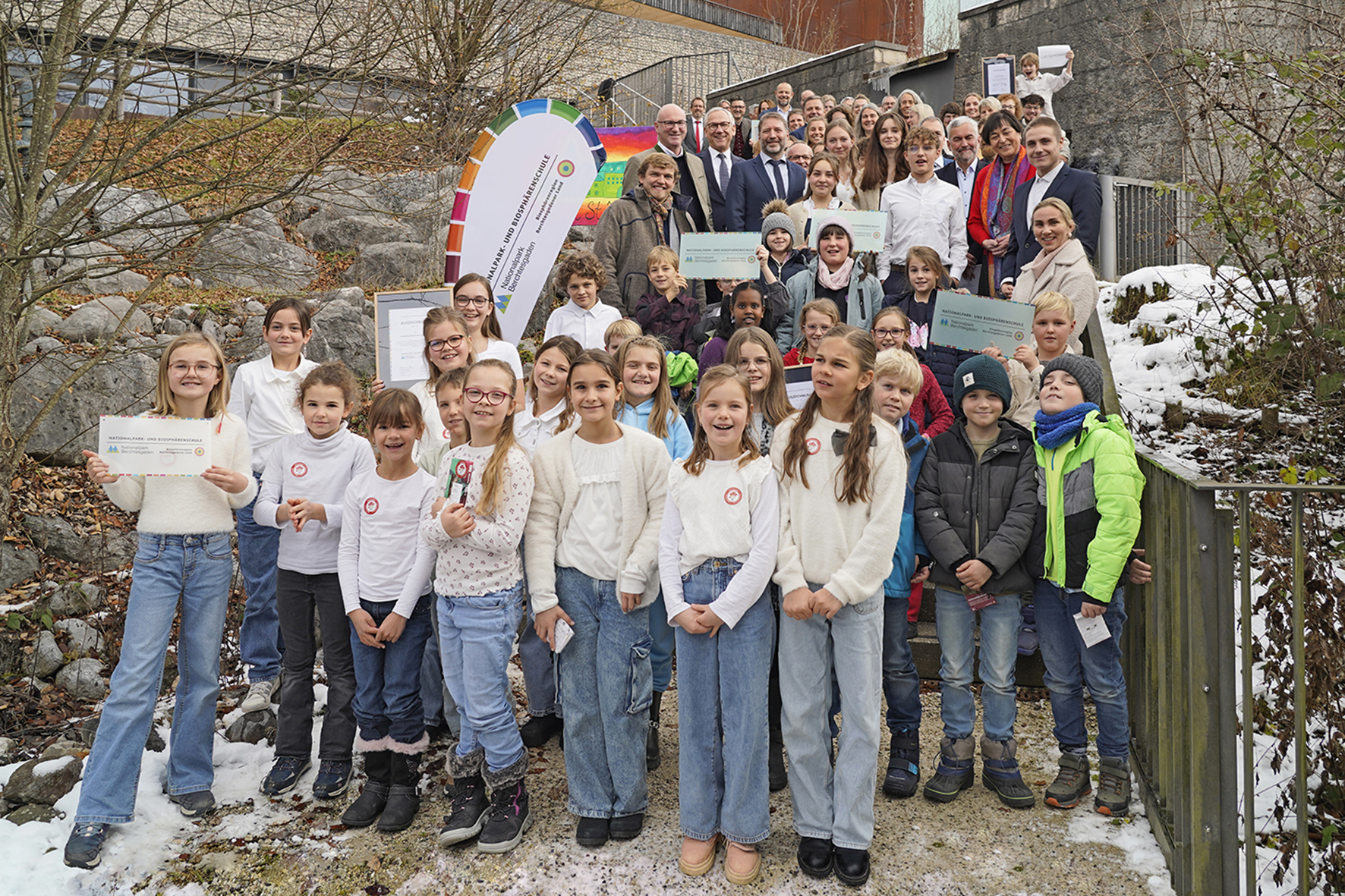 Sieben neue „Nationalpark- und Biosphärenschulen“ aus dem gesamten Landkreis Berchtesgadener Land erhielten im Nationalparkzentrum „Haus der Berge“ ihre Urkunden. Sieben neue „Nationalpark- und Biosphärenschulen“ aus dem gesamten Landkreis Berchtesgadener Land erhielten im Nationalparkzentrum „Haus der Berge“ ihre Urkunden.