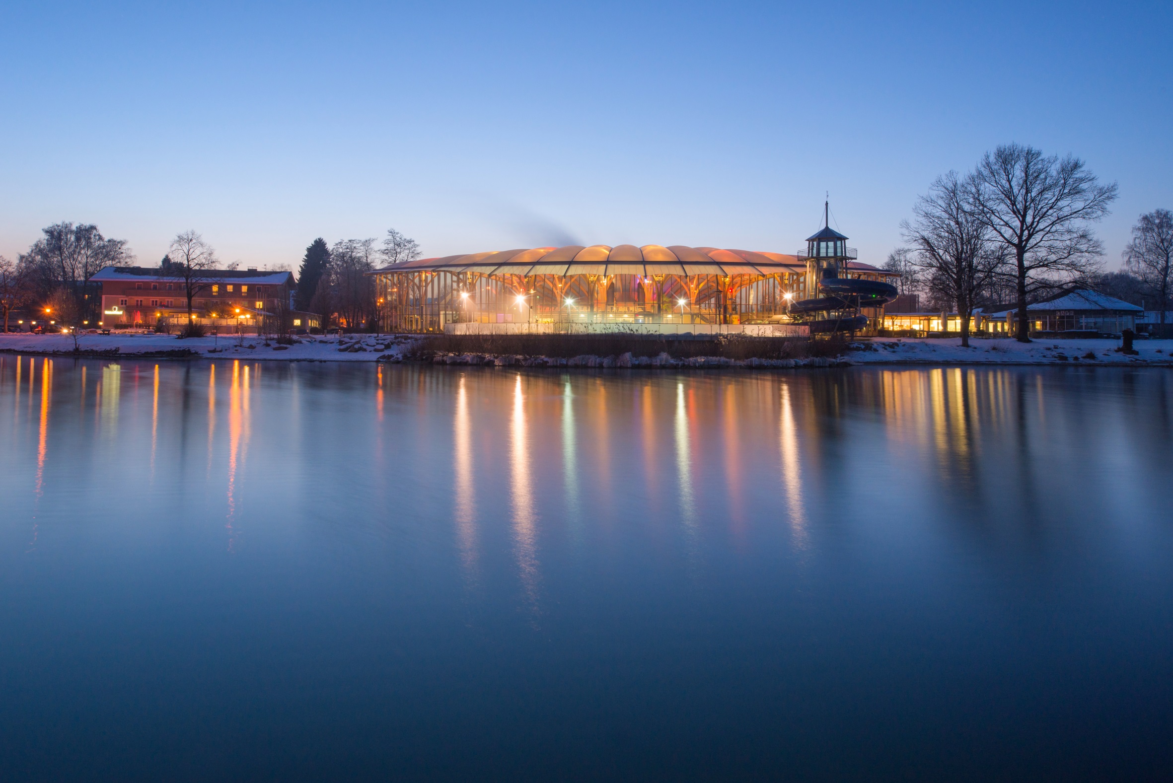 Winterzauber für Körper, Geist und Sinne erleben Badbesucher und Saunagäste im Prienavera Erlebnisbad – ein Ort der Entspannung und der besonderen Erlebnisse. Bildrechte: Chiemsee-Marina-GmbH Winterzauber für Körper, Geist und Sinne erleben Badbesucher und Saunagäste im Prienavera Erlebnisbad – ein Ort der Entspannung und der besonderen Erlebnisse. Bildrechte: Chiemsee-Marina-GmbH