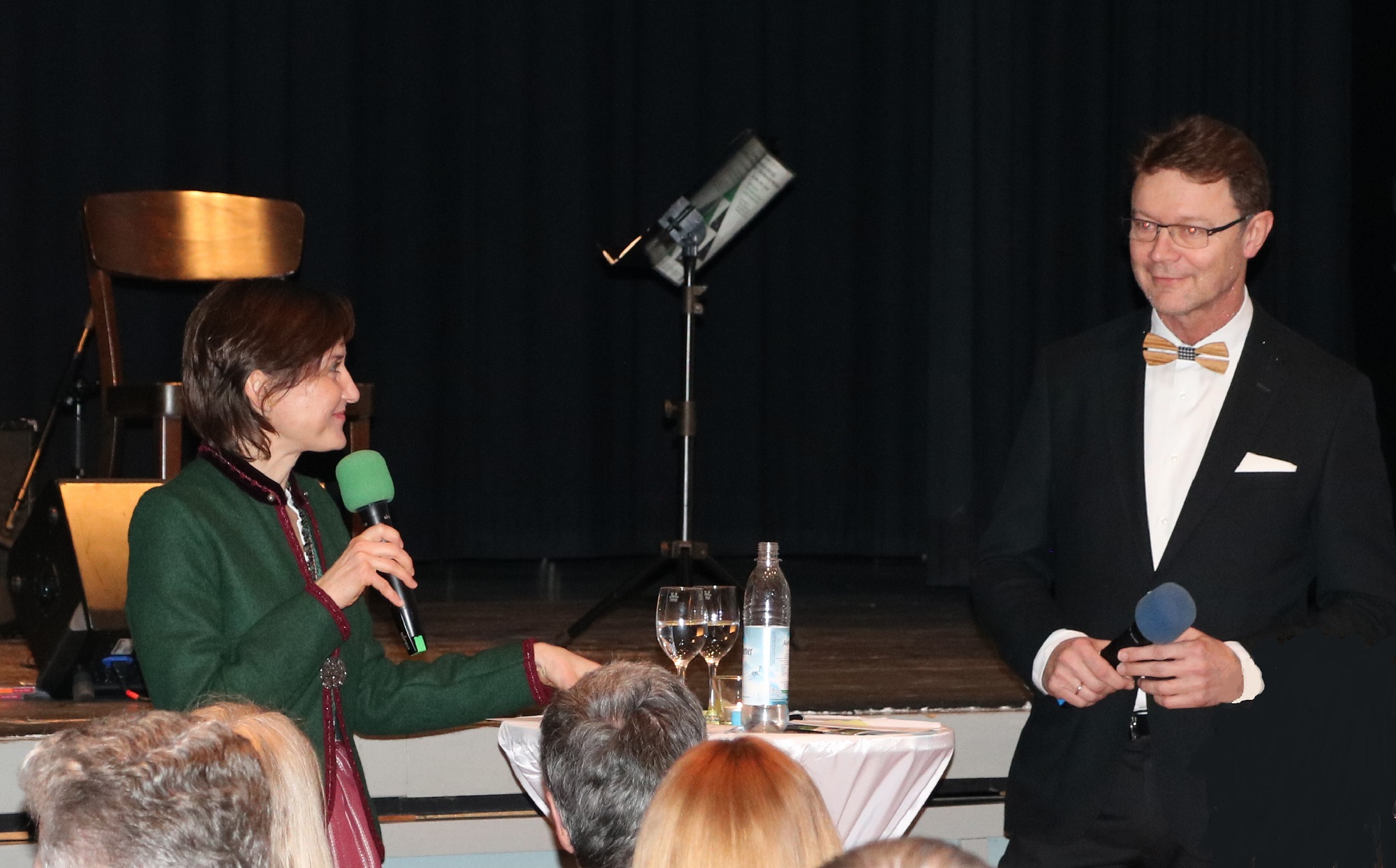 Der lockere Dialog zwischen der Geschäftsführerin der Prien Marketing GmbH Andrea Hübner und dem Erster Bürgermeister Jürgen Seifert kam bei den Gästen des Neujahrsempfangs gut an. 