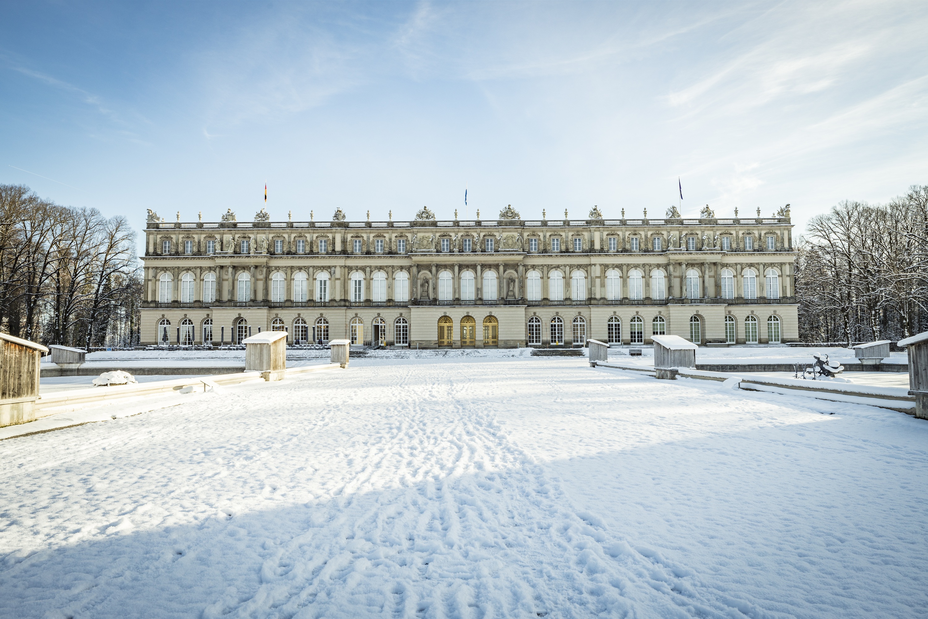 In der stillen Winterzeit verwandelt sich die Herreninsel in ein märchenhaftes Winterwunderland – und was könnte passender sein, als diese besondere Atmosphäre mit einem Spaziergang auf den Spuren von König Ludwig II. zu erleben? Bildrechte: Chiemsee-Alpenland Tourismus, Thomas Kujat, Bayerische Schlösserverwaltung In der stillen Winterzeit verwandelt sich die Herreninsel in ein märchenhaftes Winterwunderland – und was könnte passender sein, als diese besondere Atmosphäre mit einem Spaziergang auf den Spuren von König Ludwig II. zu erleben? Bildrechte: Chiemsee-Alpenland Tourismus, Thomas Kujat, Bayerische Schlösserverwaltung