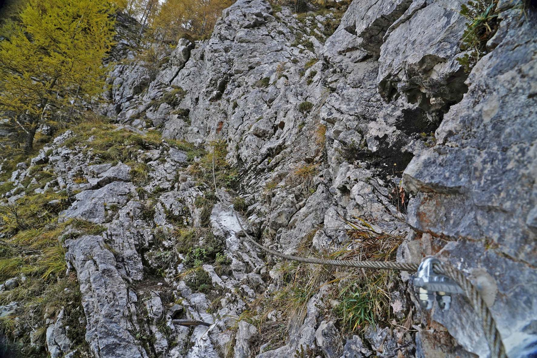 Rund 30 Meter Stahlseil und mehrere Eisenbügel im oberen Bereich des neuen Steiges sollen Bergsteigerinnen und Bergsteigern das Überwinden einer rund zehn Meter hohen Geländekante ermöglichen. Der neue Steig wird schwieriger zu begehen sein als der alte, durch einen Felssturz verschüttete Weg. Rund 30 Meter Stahlseil und mehrere Eisenbügel im oberen Bereich des neuen Steiges sollen Bergsteigerinnen und Bergsteigern das Überwinden einer rund zehn Meter hohen Geländekante ermöglichen. Der neue Steig wird schwieriger zu begehen sein als der alte, durch einen Felssturz verschüttete Weg.