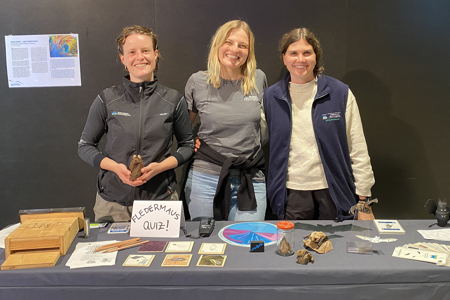 Kindern und Erwachsenen die Naturgeheimnisse des Nationalparks näherbringen und wichtige Erfahrungen sammeln für das spätere Berufsleben: Studentinnen und Studenten aller Fachrichtungen können sich noch bis zum 15. Januar für das Commerzbank-Umweltpraktikum 2026 im Nationalpark Berchtesgaden bewerben. Kindern und Erwachsenen die Naturgeheimnisse des Nationalparks näherbringen und wichtige Erfahrungen sammeln für das spätere Berufsleben: Studentinnen und Studenten aller Fachrichtungen können sich noch bis zum 15. Januar für das Commerzbank-Umweltpraktikum 2026 im Nationalpark Berchtesgaden bewerben.