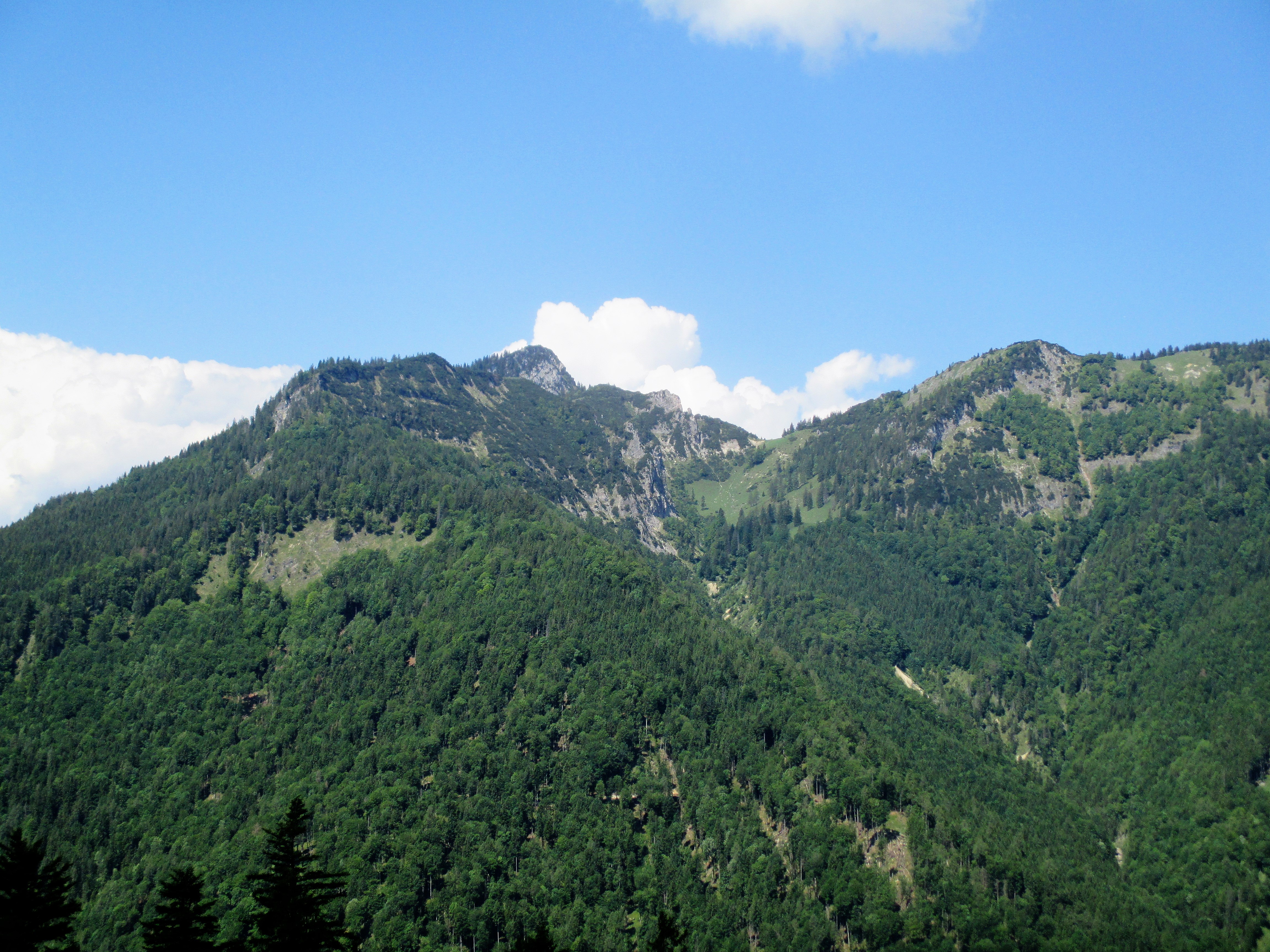 der Spitzstein (links) und der Brandelberg vom Schachenberg aus