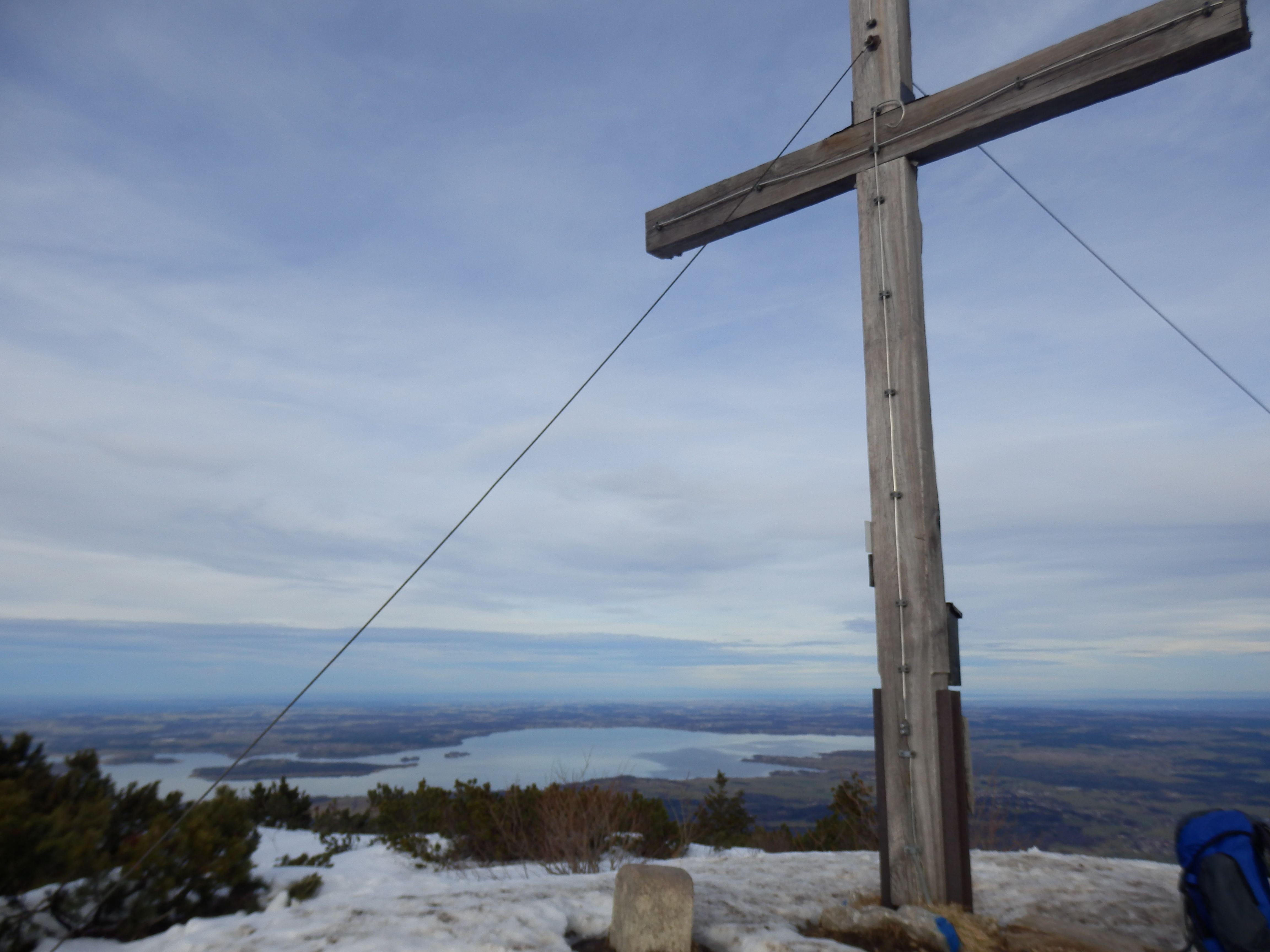 Hochplatte-Gipfelkreuz mit Chiemsee im Hintergrund