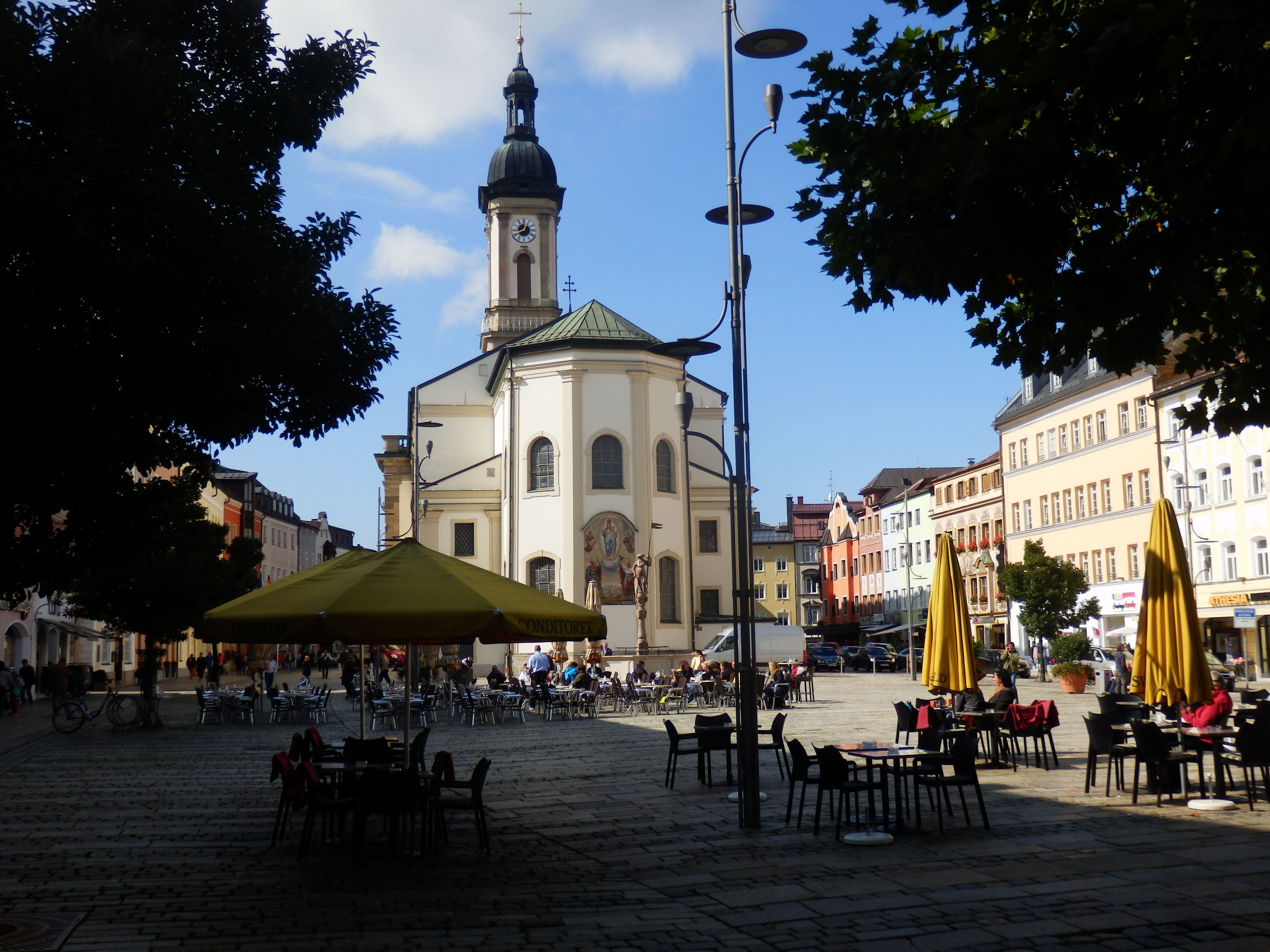 Traunstein, der historische Stadtplatz mit der Pfarrkirche