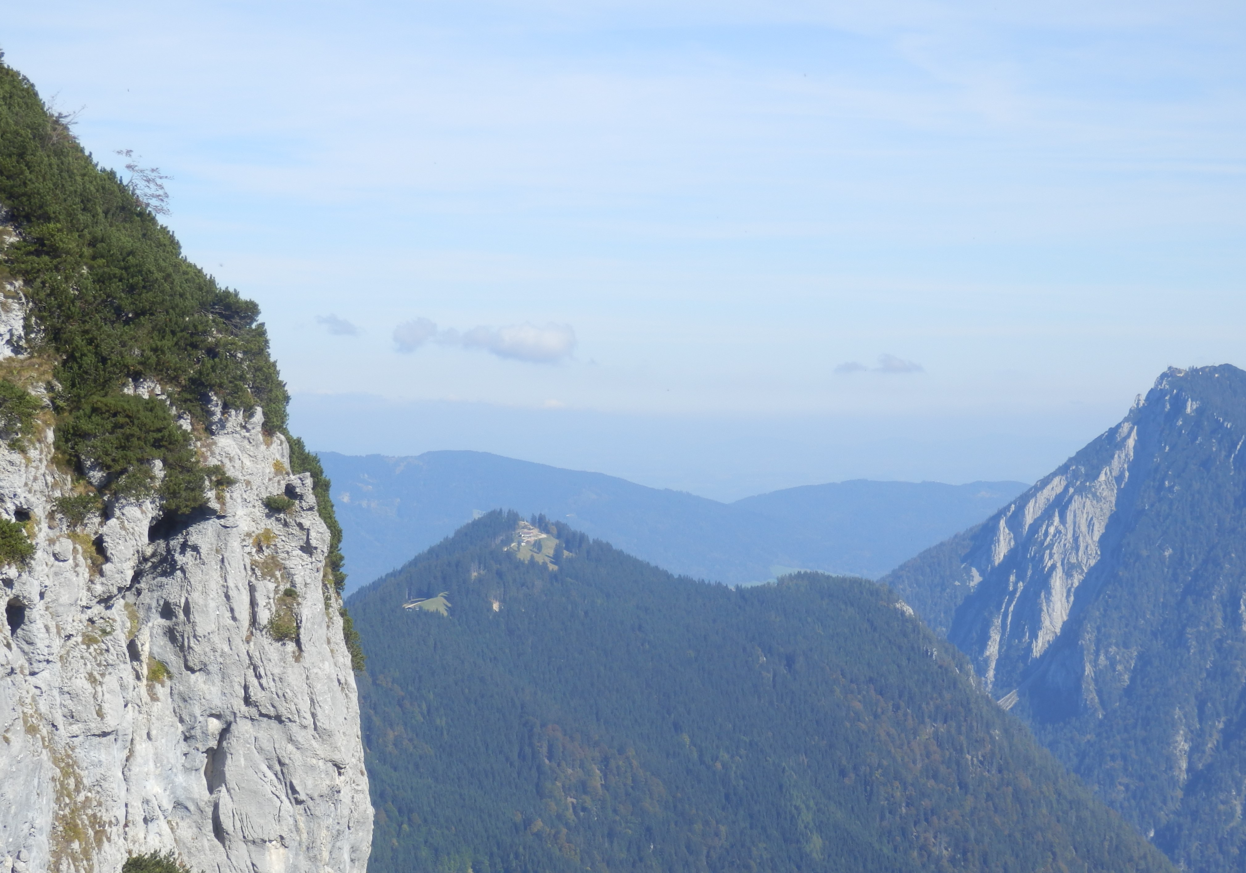 Blick beim Abstieg von der Hörndlwand auf den Unternberg mit der Bergstation der Unternbergbahn