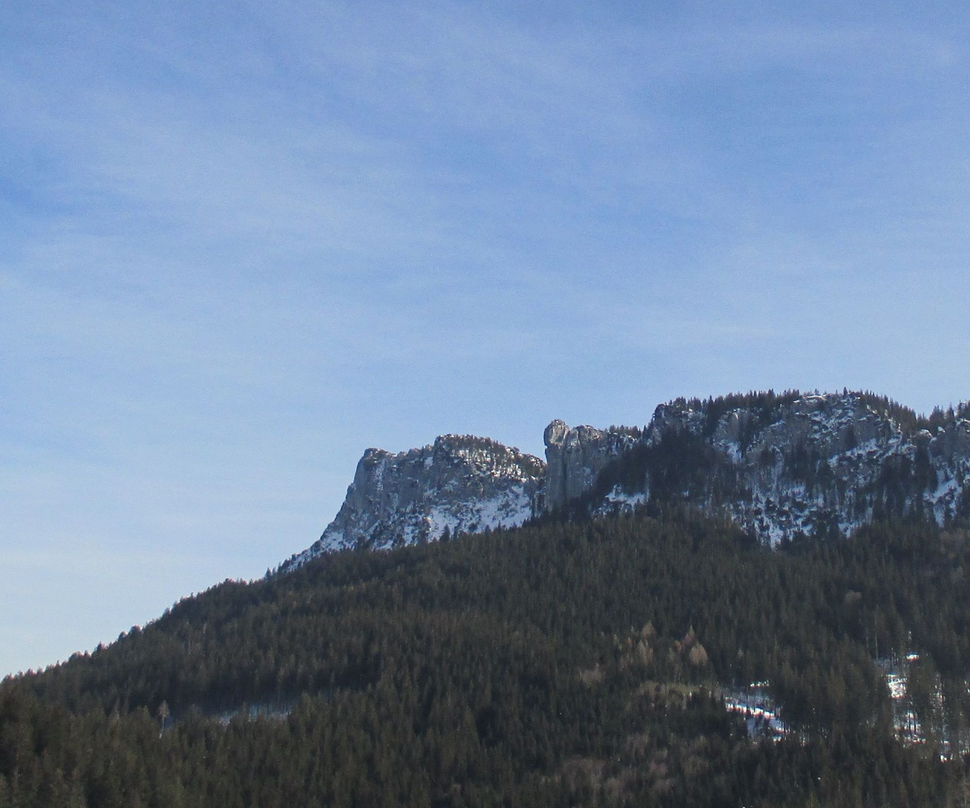 die Gedererwand mit dem Gederer (1398 m, Gipfelkreuz, links) als höchster Erhebung und dem spektakulären Zwölferturm (1351 m, Mitte)