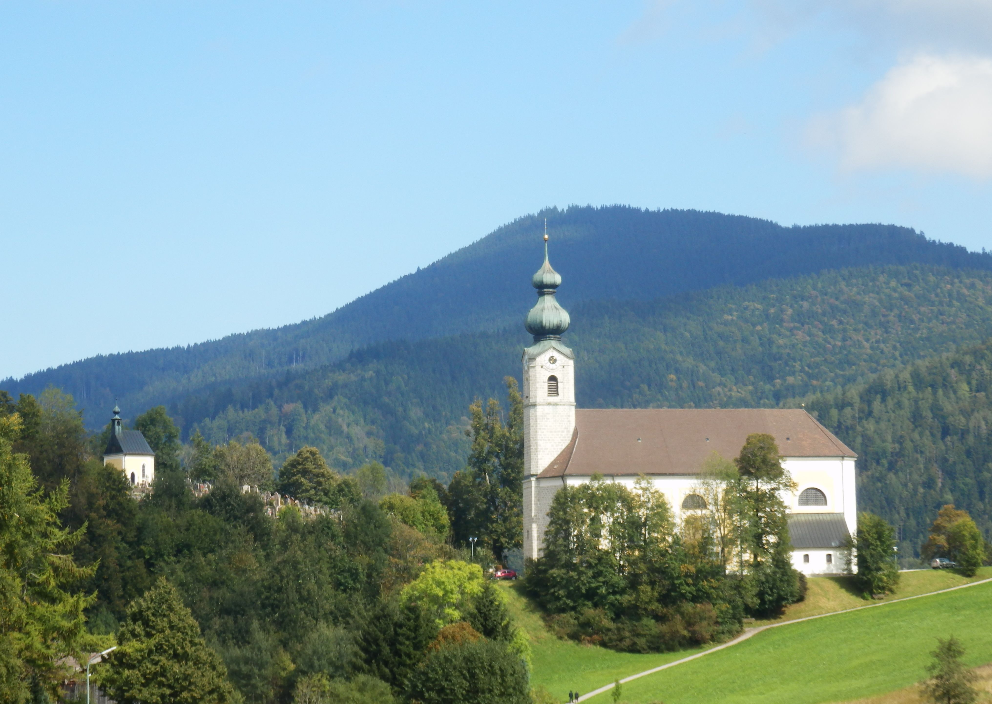 die Pfarrkirche St. Georg auf dem Hügel in Ruhpolding