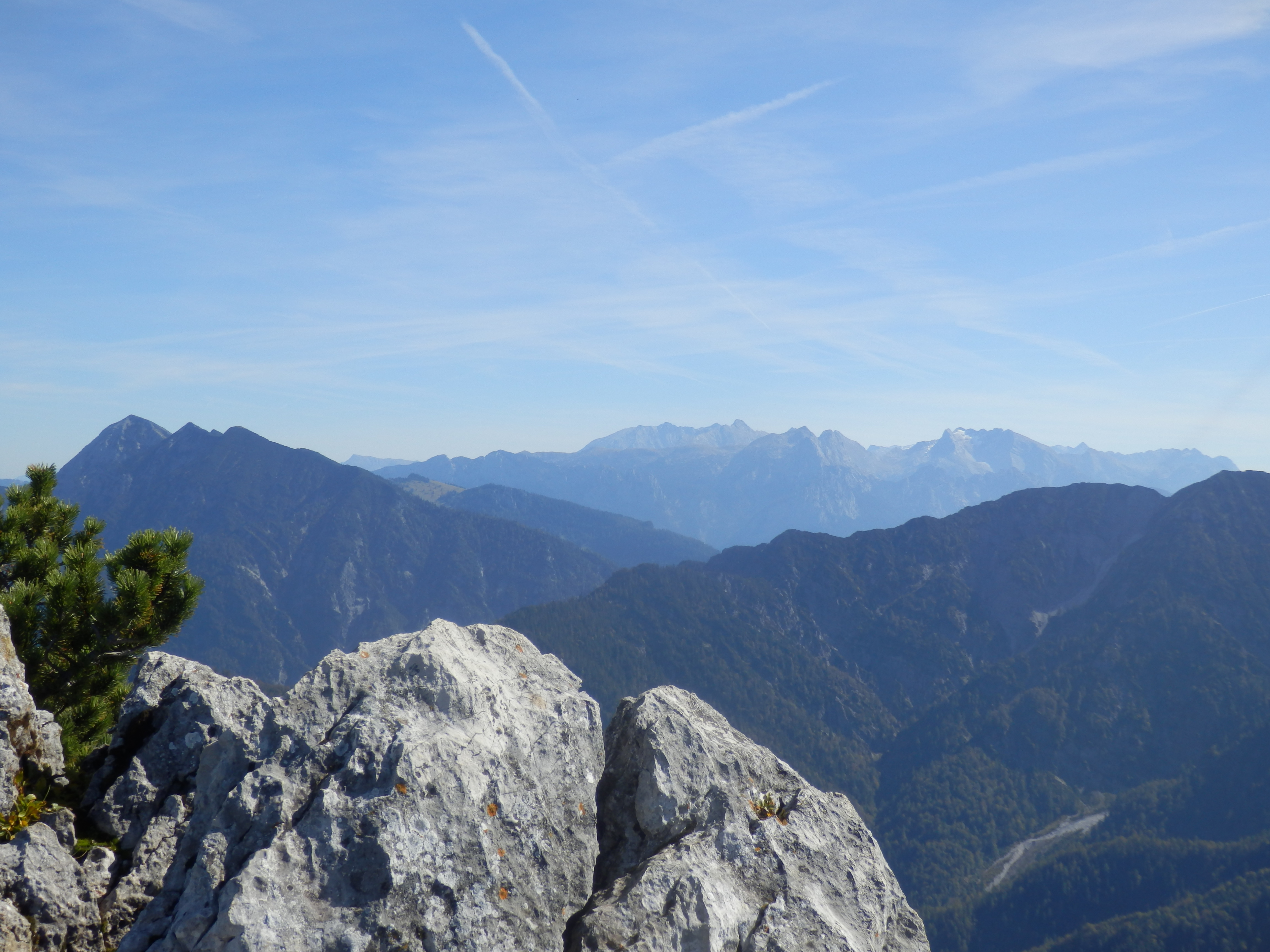 Blick von der Hörndlwand: links der Rauschberg, rechts das Dürrnbachhorn, hinten die Berchtesgadener Berge